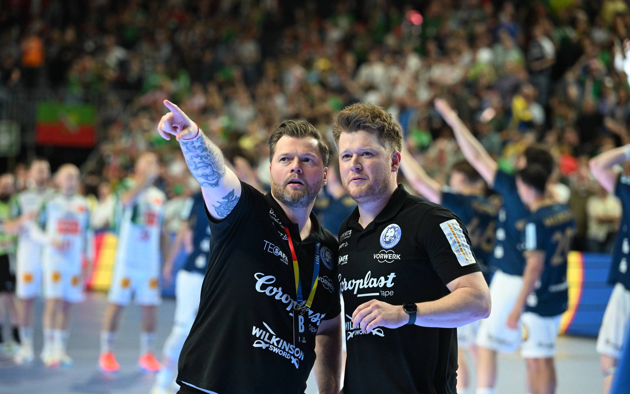 Die Trainer Arnor Gunnarsson (li.) und