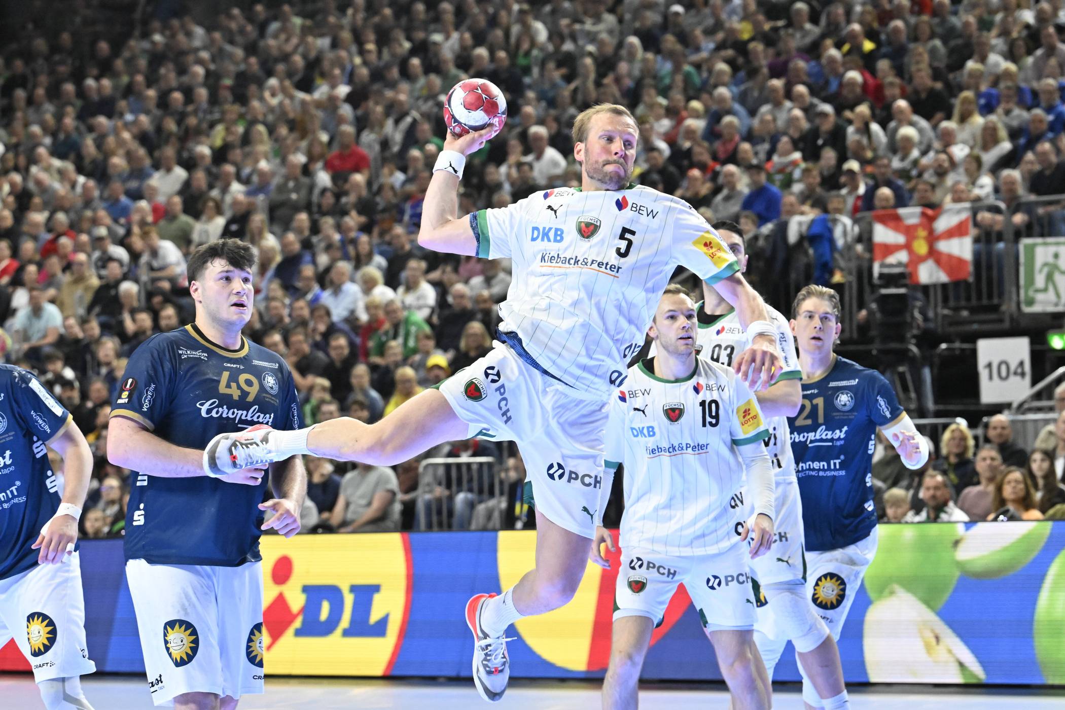 Gegen die Füchse Berlin mit Ex-Löwe Max Darj (am Ball) und Welthandballer Mathias Gidsel (re.) waren für den BHC im Pokalfinale nicht zu schlagen.