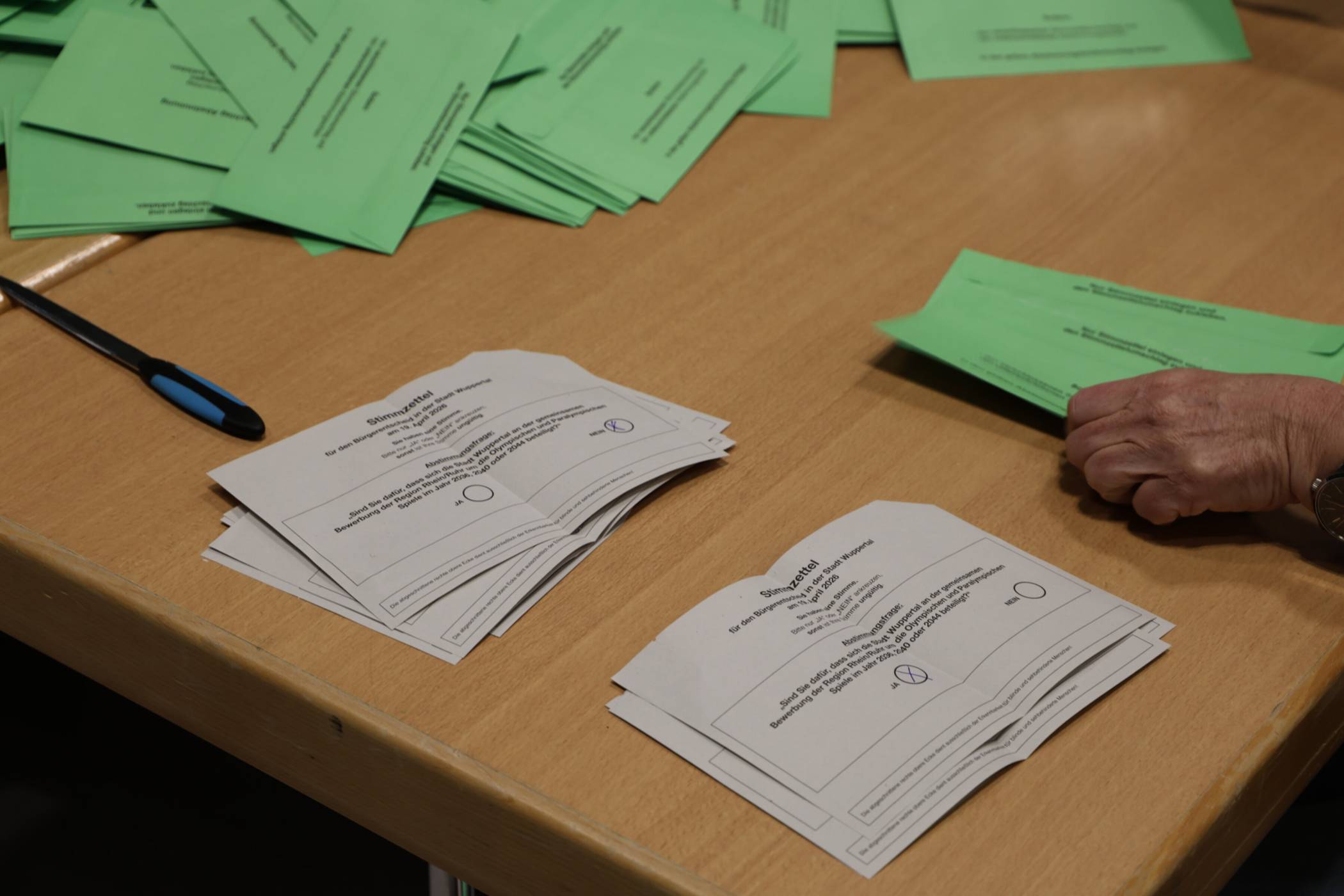 Die Stimmen werden in der Uni-Halle ausgezählt.