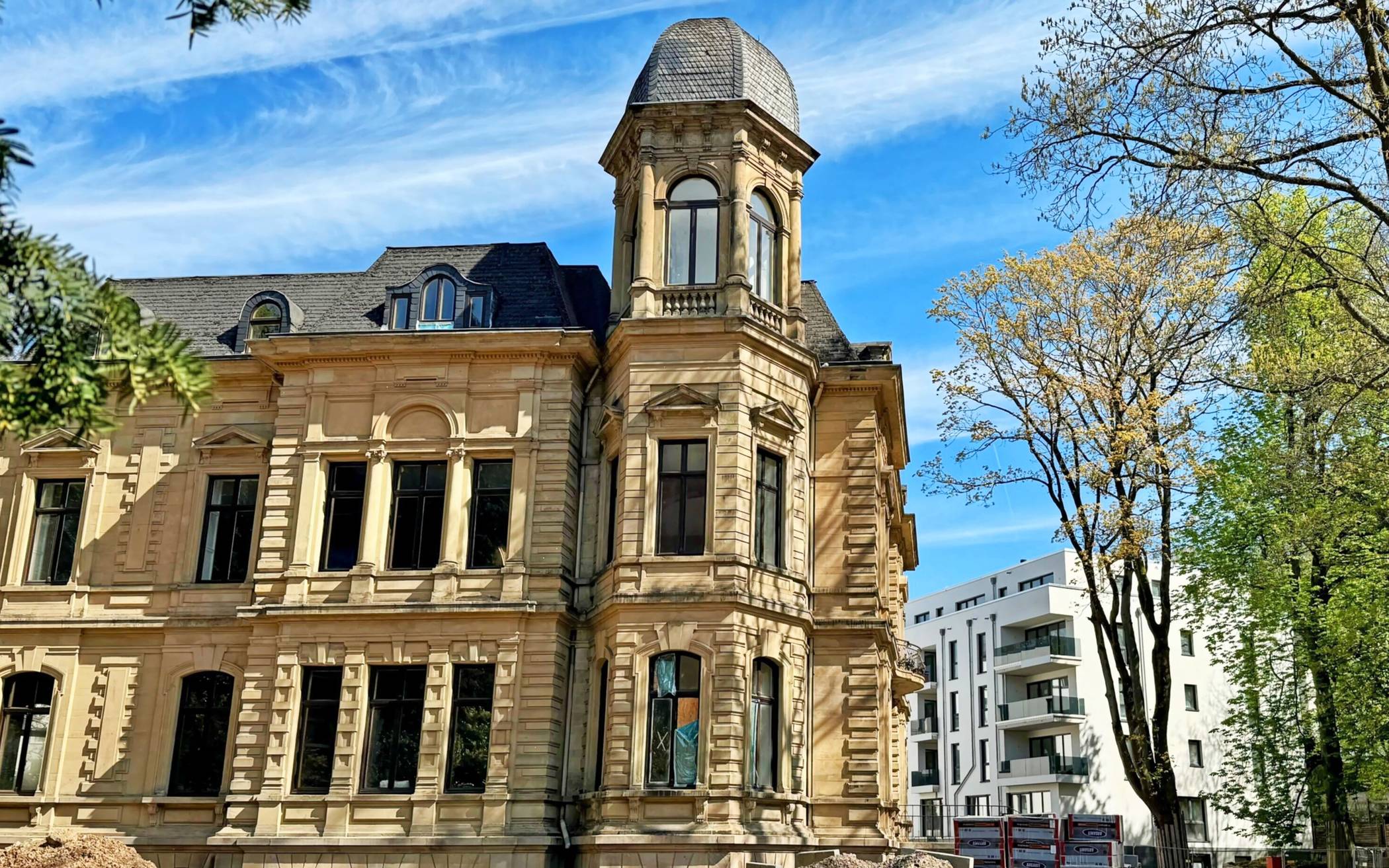 Die denkmalgeschützte Villa Amalia mit einem der drei Neubauten für die Wohnungen der Senioren-Residenz. 