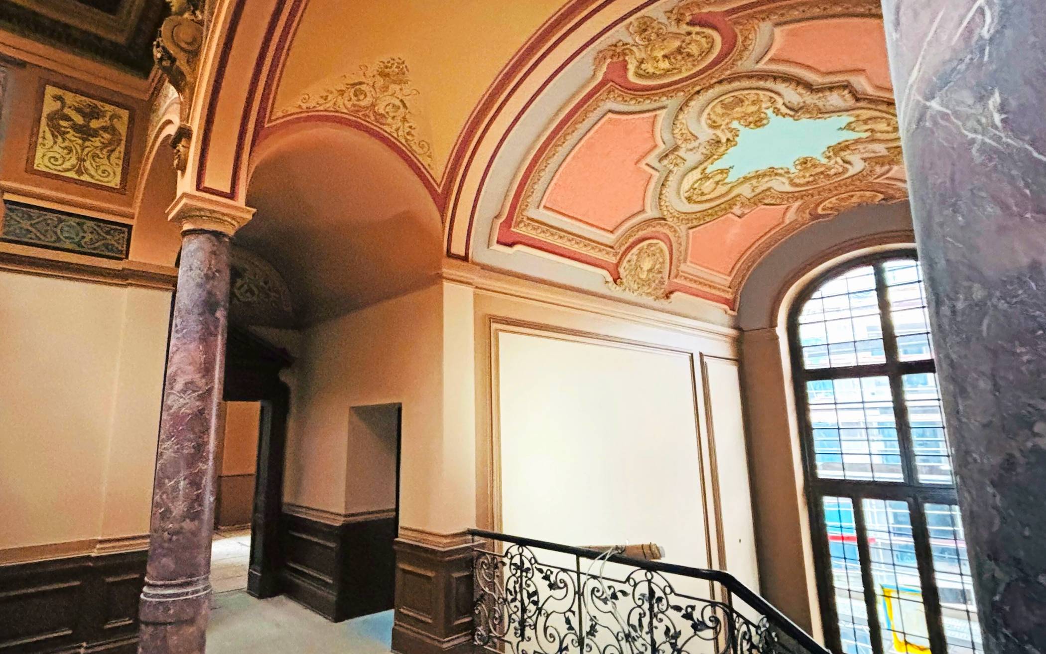 Inzwischen stehen die Innarabeiten in der Villa Amalia (hier der fertig sanierte imposante Aufgang zum Oberbgeschoss) vor dem Abschluss.