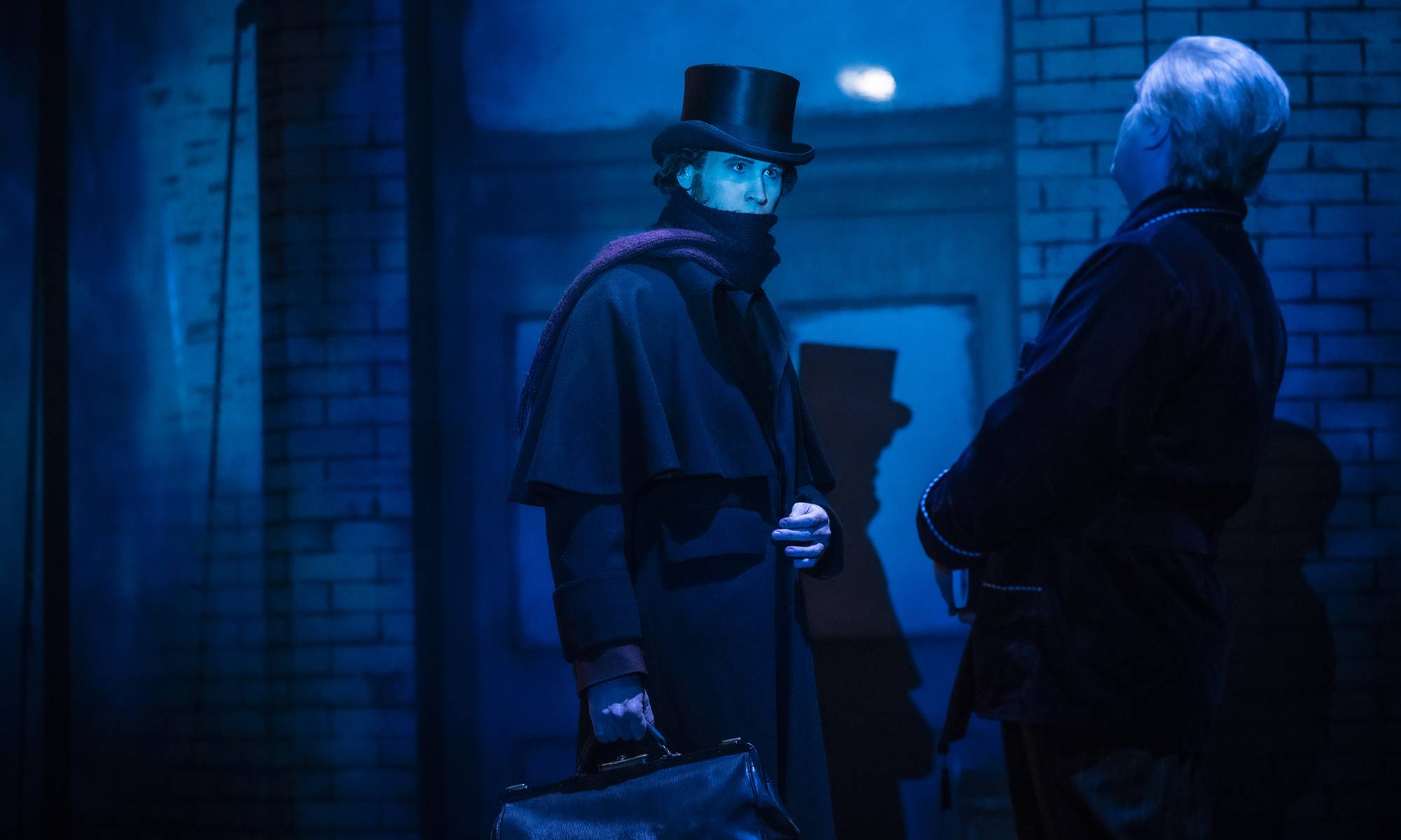 Ein dunkler Schatten: Zachary Wilson als „Jack the Ripper“ in „The Lodger“ von Phyllis Tate. Hier mit Erzähler Alexander Wulke.