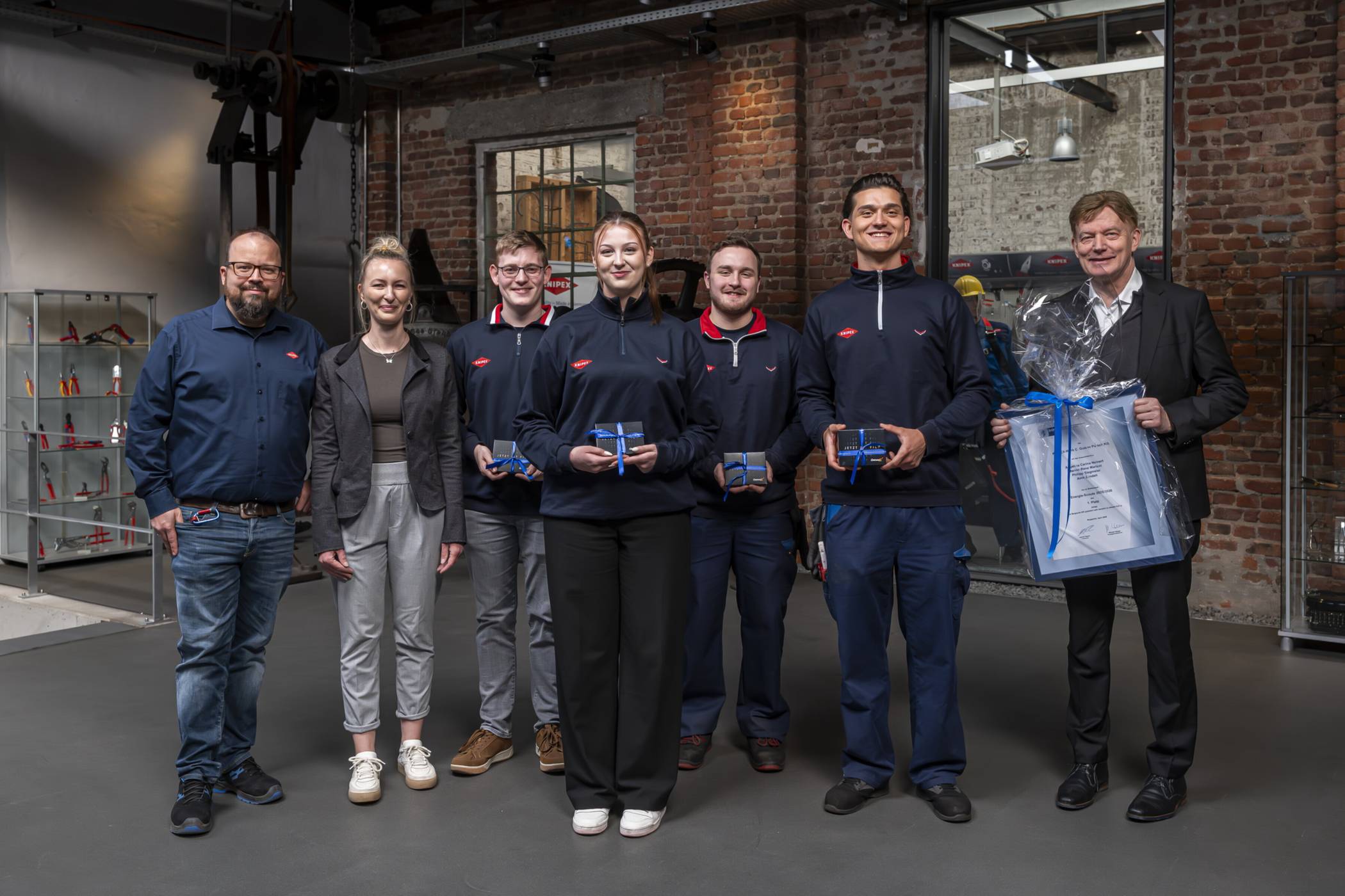  IHK-Hauptgeschäftsführer Michael Wenge gratuliert den teilnehmenden Auszubildenden von Knipex als Gewinnerteam der Energie-Scouts 2025/2026. 