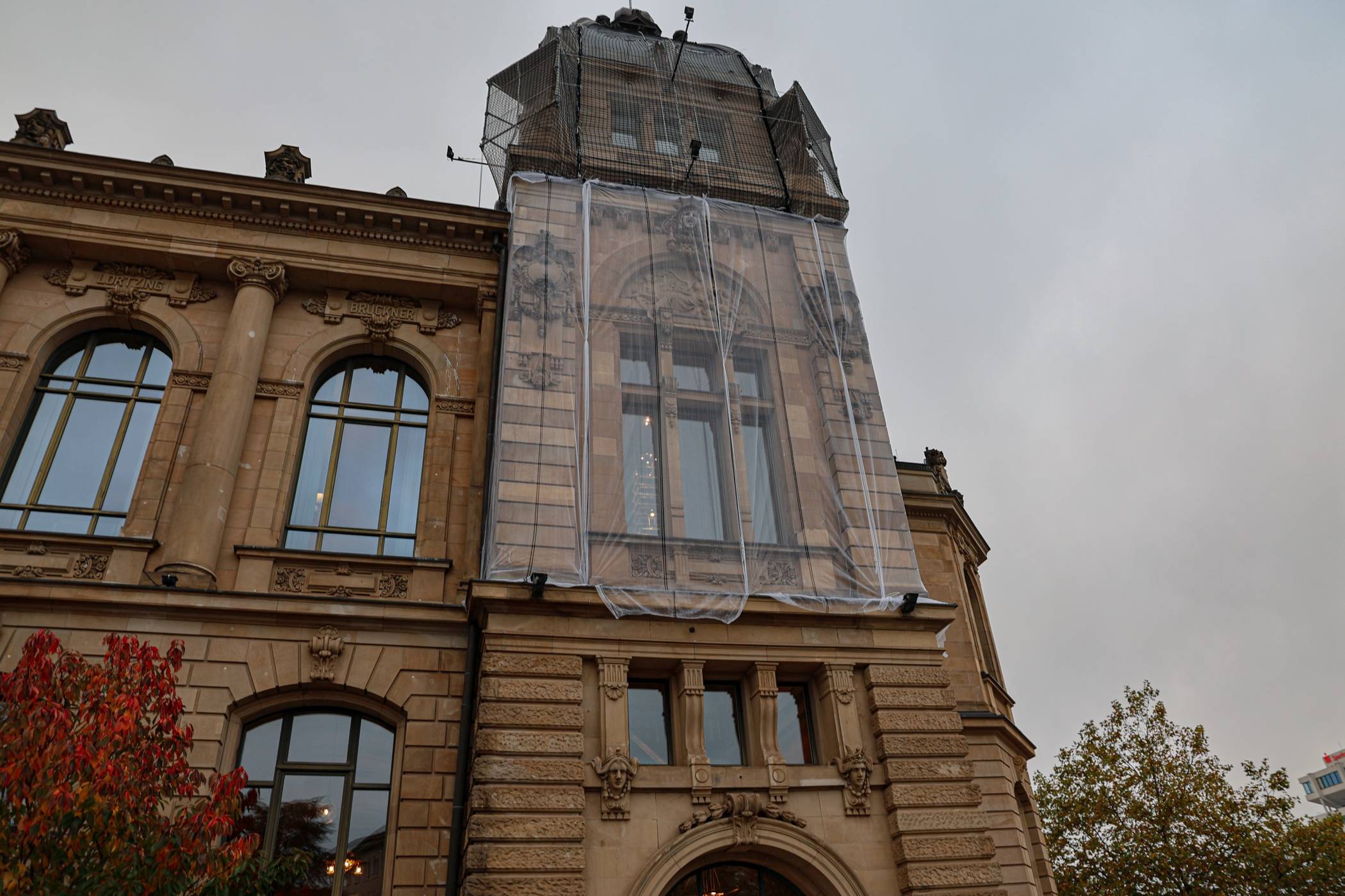 Teile der Fassade sind mit Netzen gesichert.