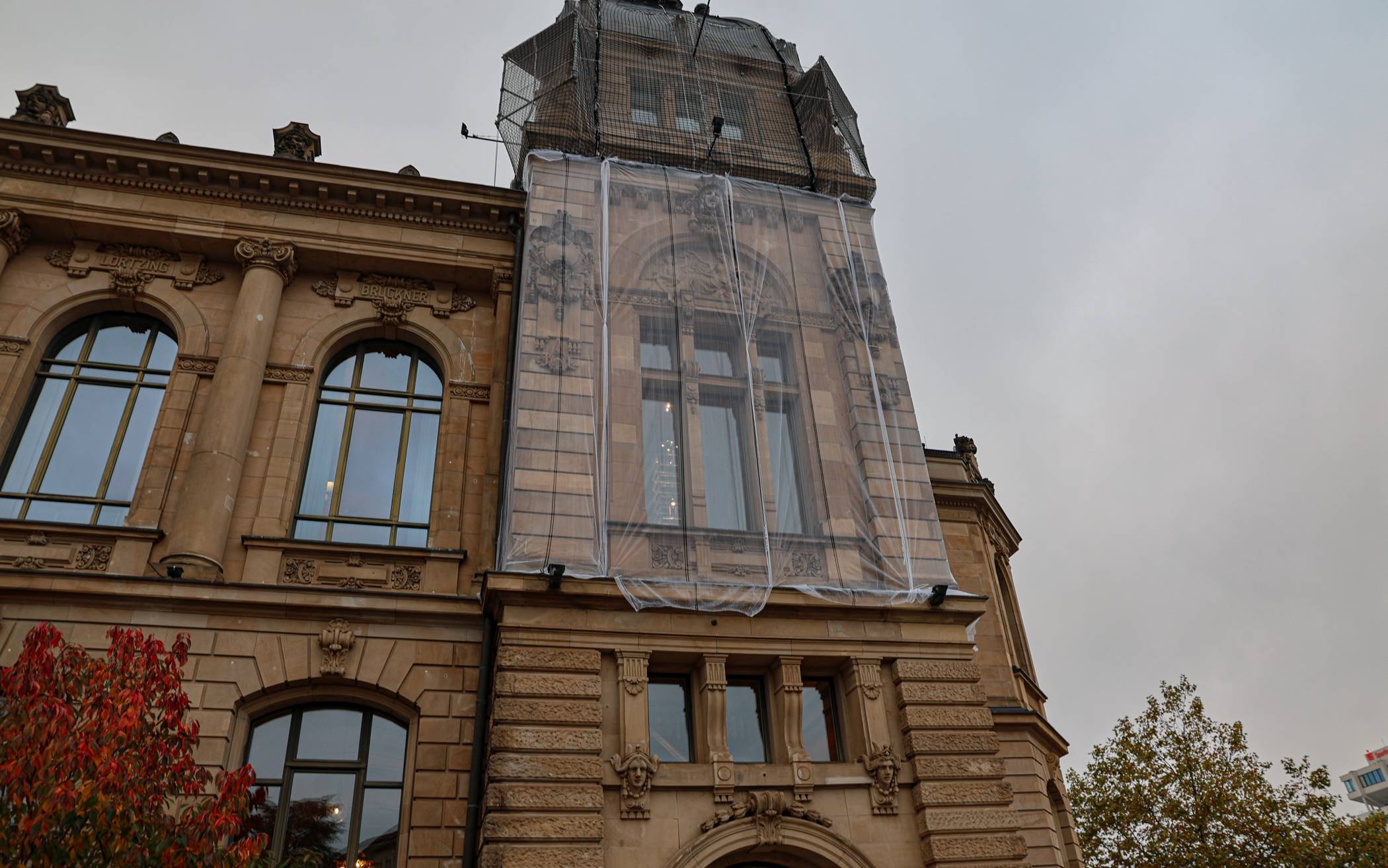 Teile der Fassade sind mit Netzen