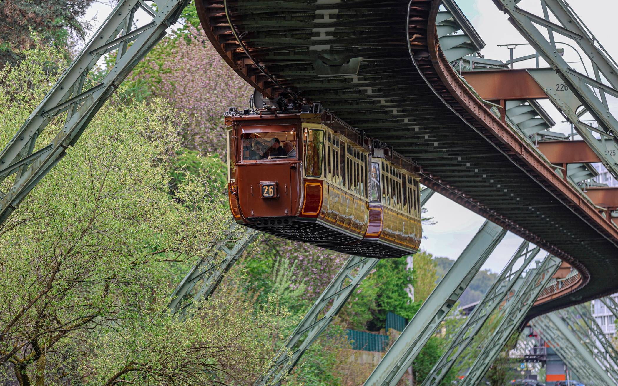 Bilder: Wuppertaler Kaiserwagen und Retro-Schwebebahn