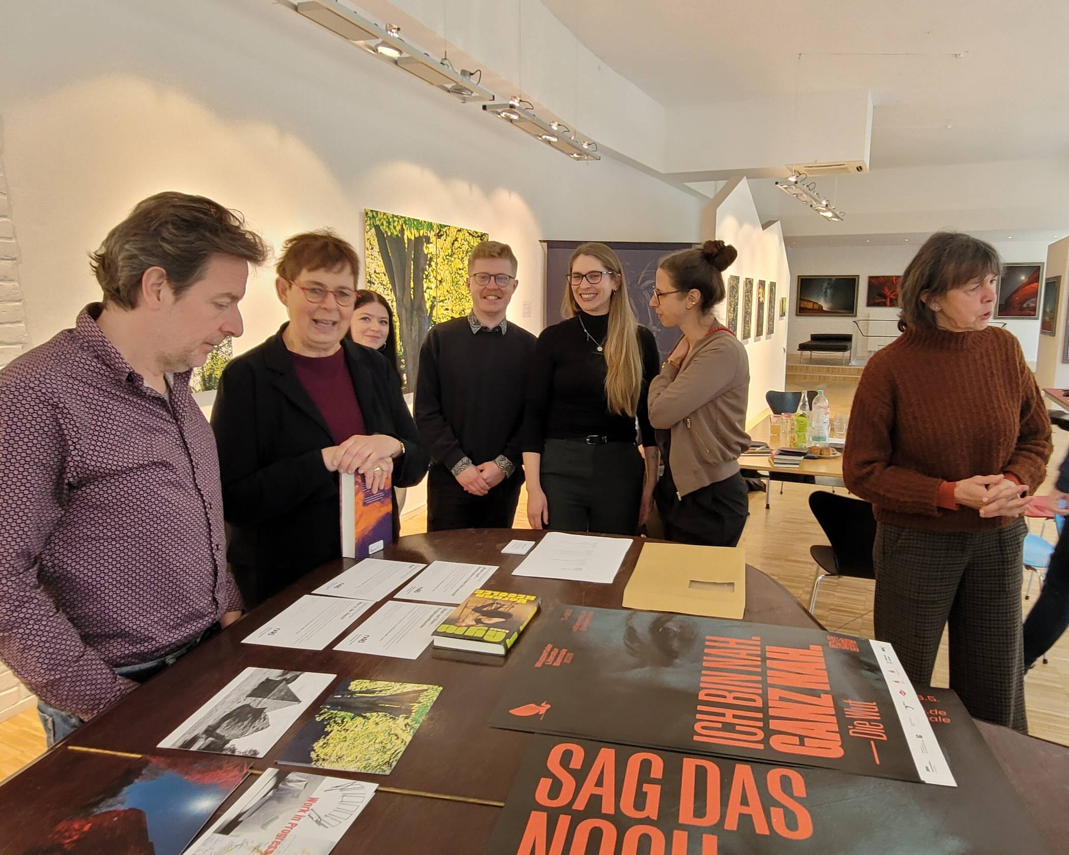 Ein Teil des Teams der Wuppertaler Literatur-Biennale Nr. 8 bei der Programmvorstellung in der Galerie „n46“ an der Neumarktstraße 46. Dort wird während des gesamten Biennale-Zeitraumes das offene und öffentliche Festival-Zentrum sein.