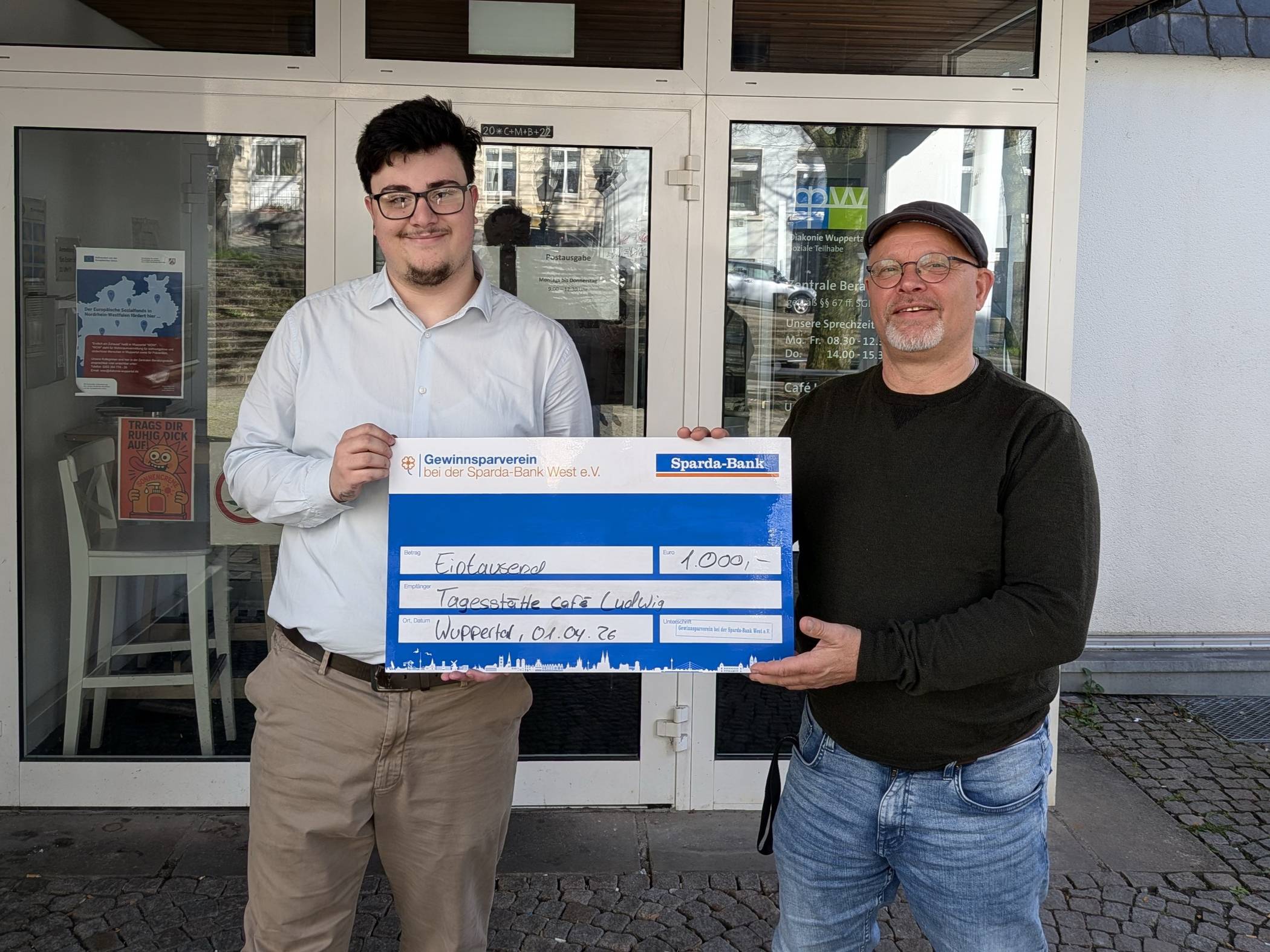 Alessio Ilario Varveri (li.), Auszubildender zum Bankkaufmann in der Wuppertaler Filiale der Sparda-Bank West, mit Klaus Krampitz (Leiter der Tagesstätte Café Ludwig).