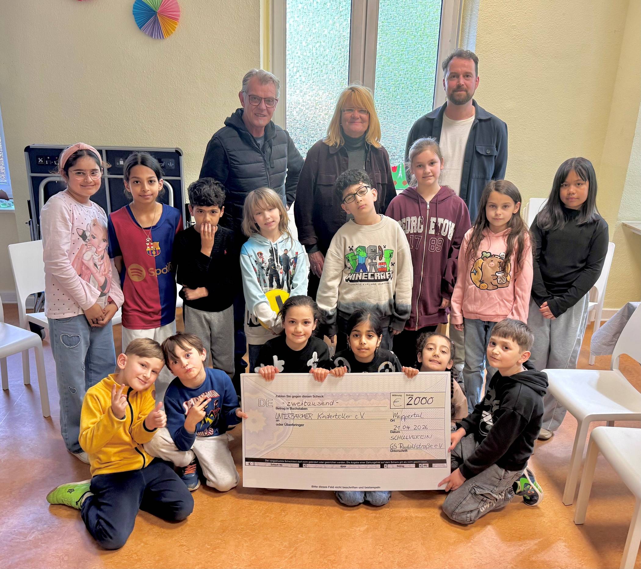  Von links: Markus Pilters (Vorsitzender Unterbarmer Kinderteller e.V.), Ute Kuhlmann (Rektorin Grundschule Rudolfstraße), Jonas Azza (Vorstandsmitglied des Schulvereins) Foto: Simone Bahrmann 