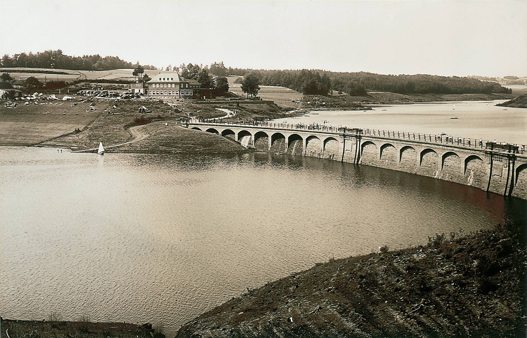  Die alte Staumauer der Bever-Talsperre. 