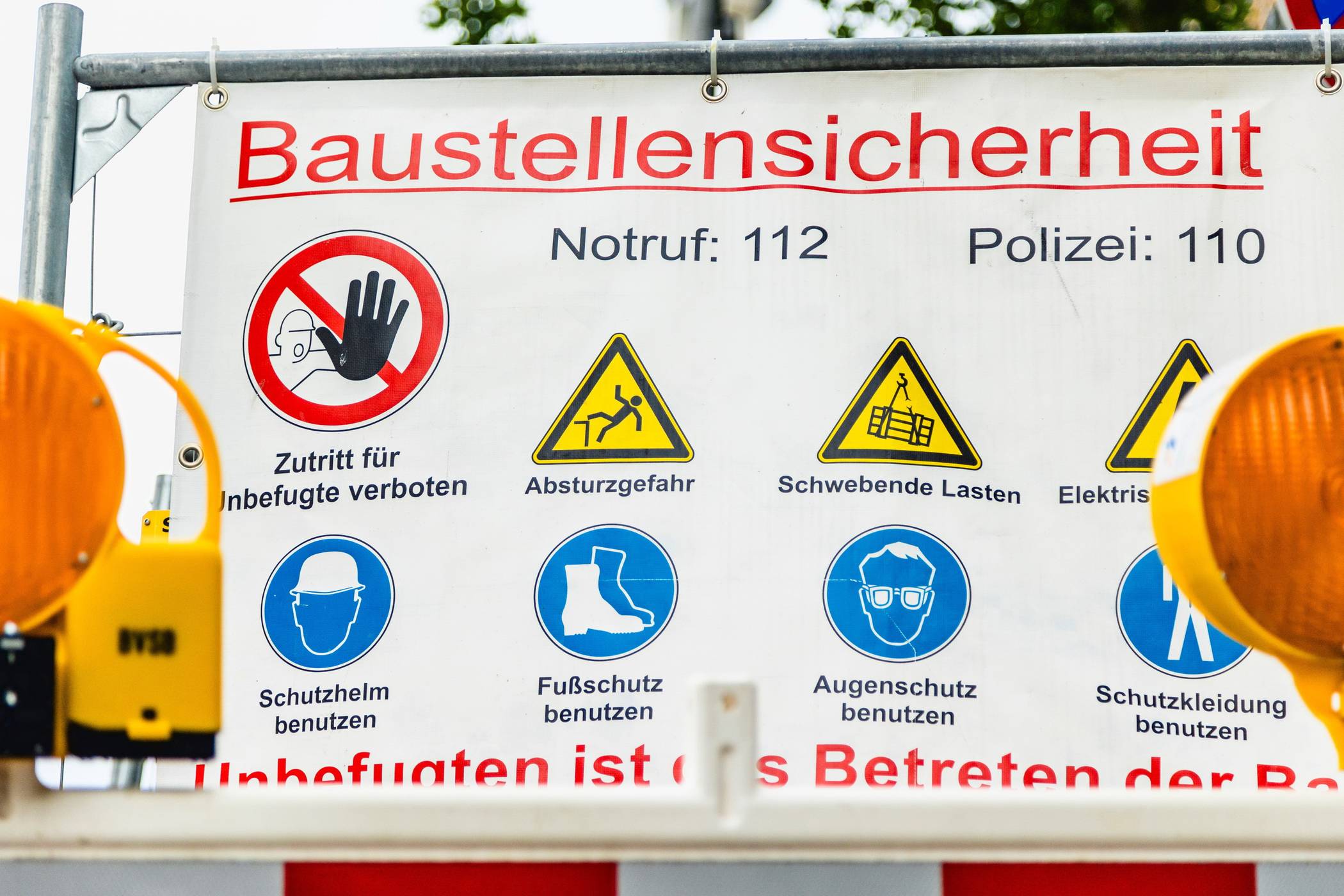  Sicherheit geht vor – auf der Baustelle, aber auch an jedem anderen Arbeitsplatz. 