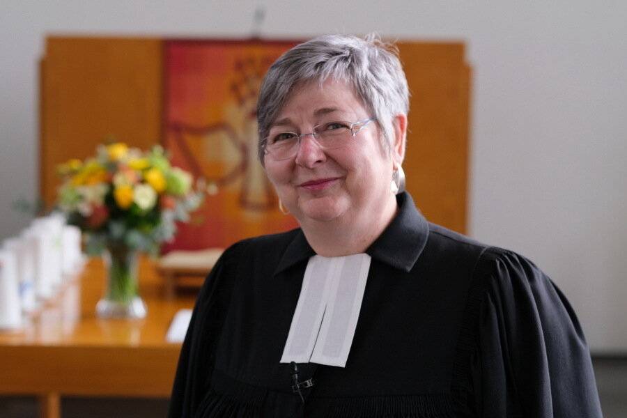  Pfarrerin Ruth Knebel. 