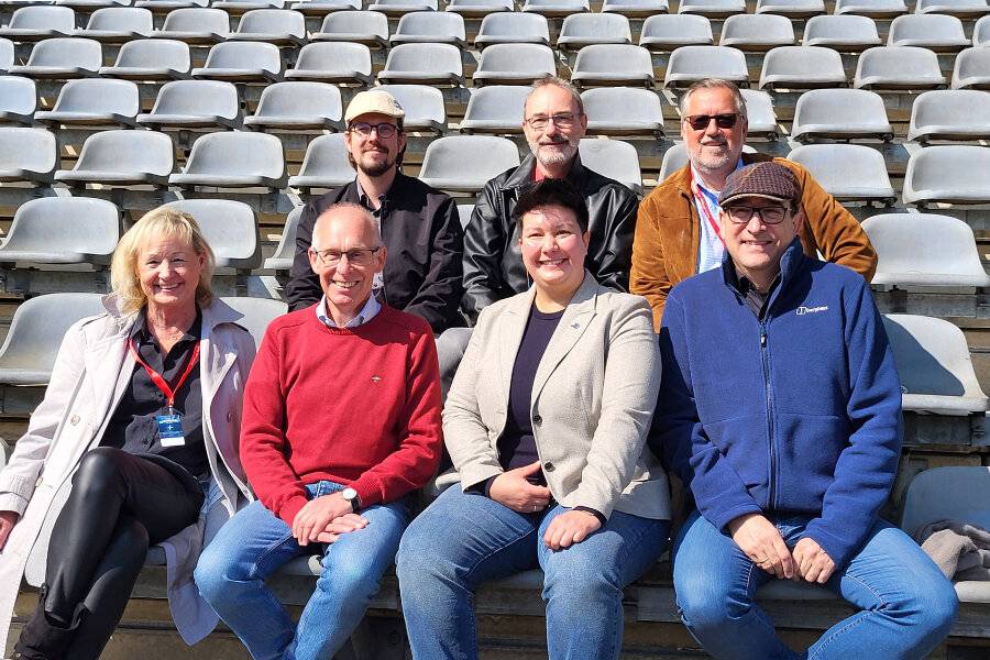  Vorne von li.: Sigrid Lesser vom WSV, Stefan Kühn, Marie-Anne Halim und Jörg Spitzer von der VEM. Hinten von li.: Jan Wacker von der Katholischen Citykirche, Superintendent Jochen Denker und Jürgen Harmke vom WSV. 