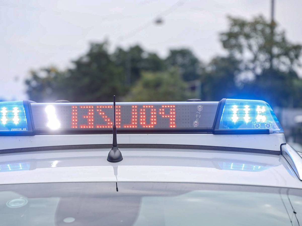 Junge auf Tretroller kollidiert mit Auto