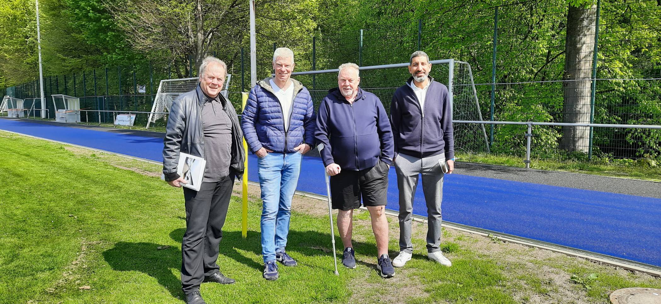  Von li.: Lothar Knebel (Architekt), Michael Kieckbusch (Sport- und Bäderamt), Volker Koch (Platzwart) und Hamid El Qsiri (Sport- und Bäderamt) vor der neuen Laufbahn. 