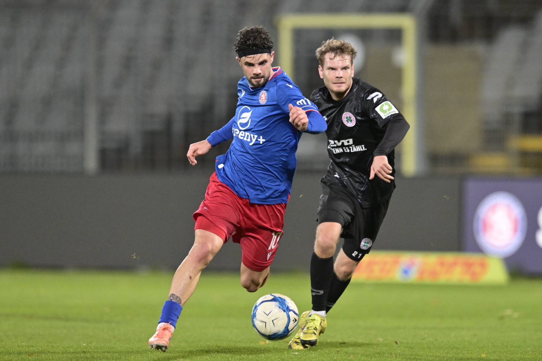 Szene aus dem Hinspiel mit Vincent Schaub (li.).