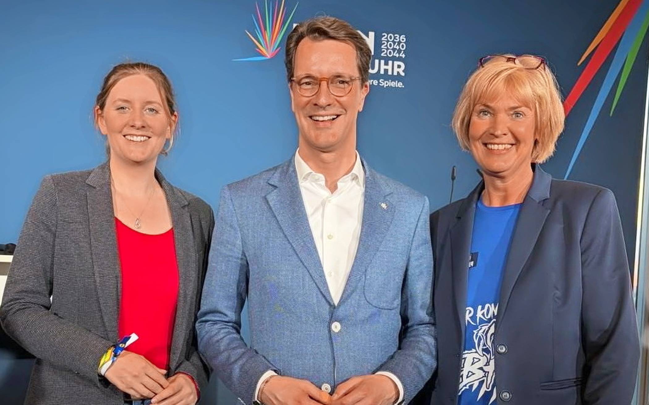  Sportamtsleiterin Alexandra Szlagowski (rechts) am Auszählungsabend mit Oberbürgermeisterin Miriam Scherff und NRW-Ministerpräsident Hendrik Wüst. 
