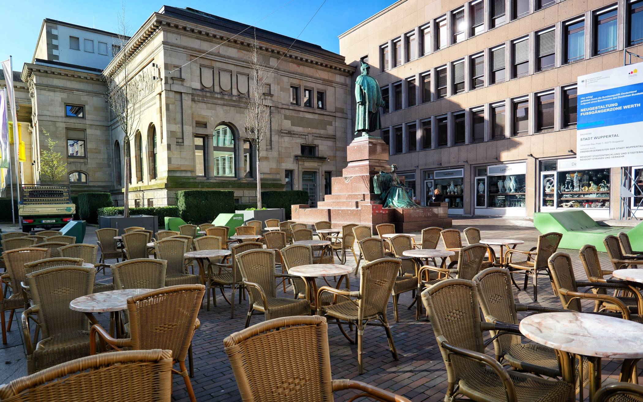 Gastronomie am Geschwister-Scholl-Platz.