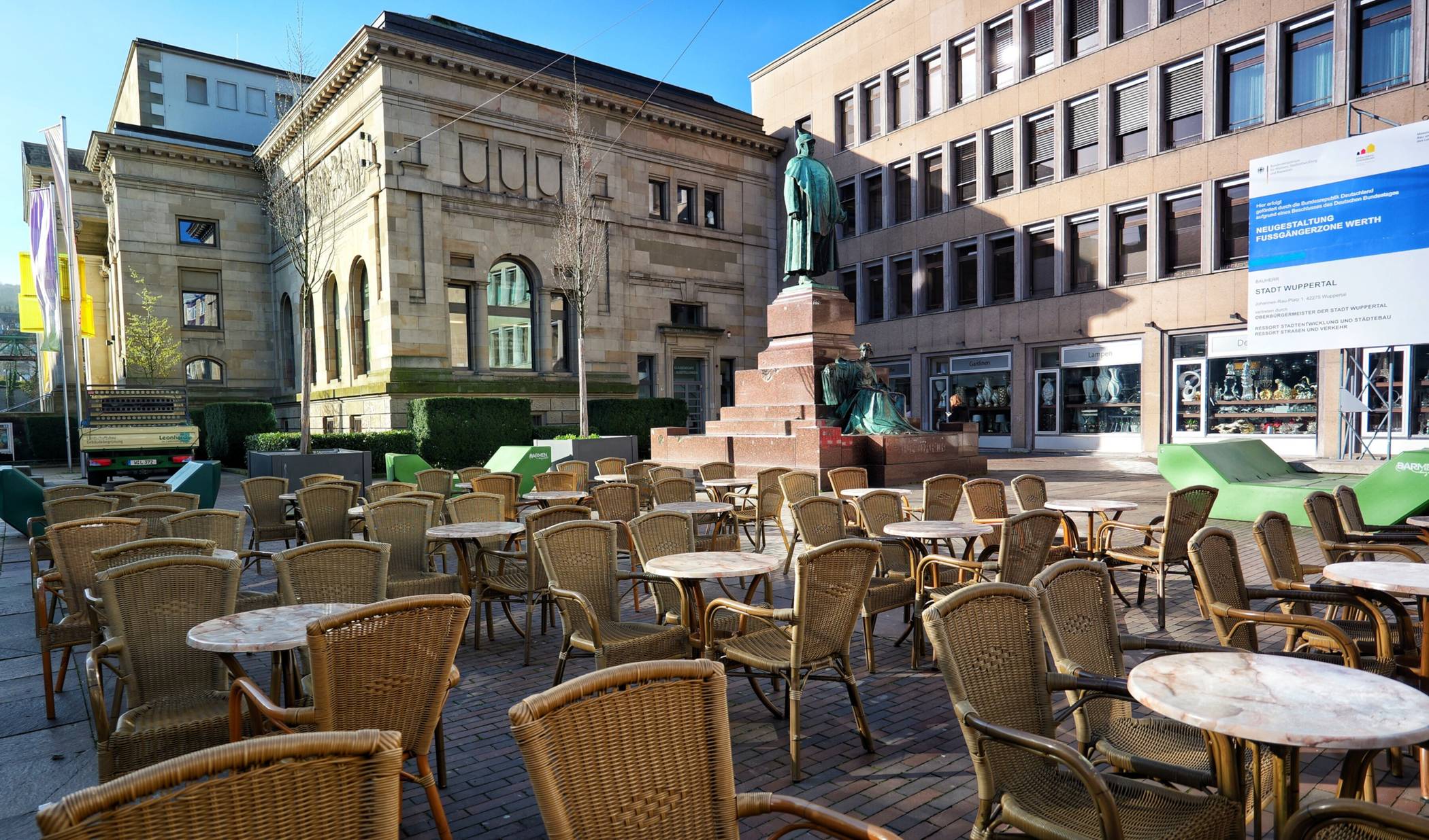  Gastronomie am Geschwister-Scholl-Platz. 