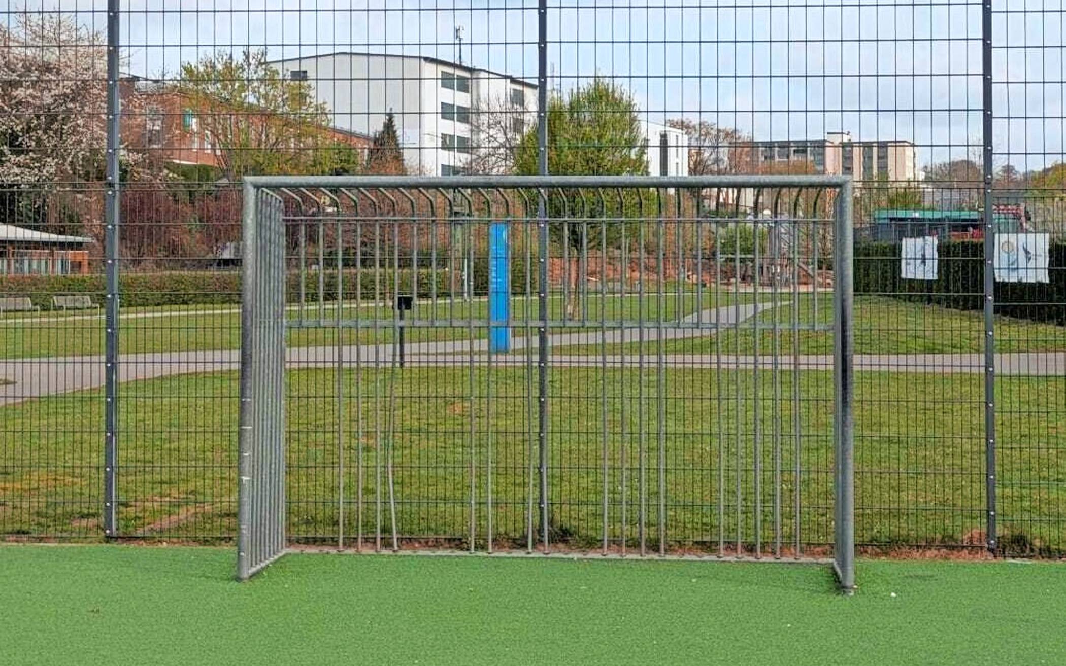 „Erhebliche Verletzungsgefahr“? Eines der inzwischen demontierten Tore auf dem Bolzplatz am Bergischen Plateau, der deswegen fünf Wochen gesperrt war.  