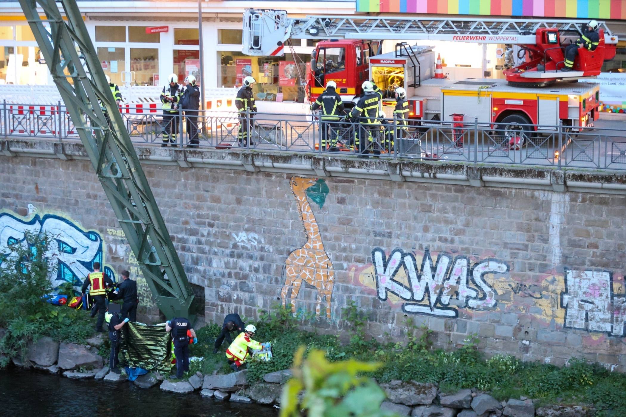 Der Einsatz am Wupperufer.