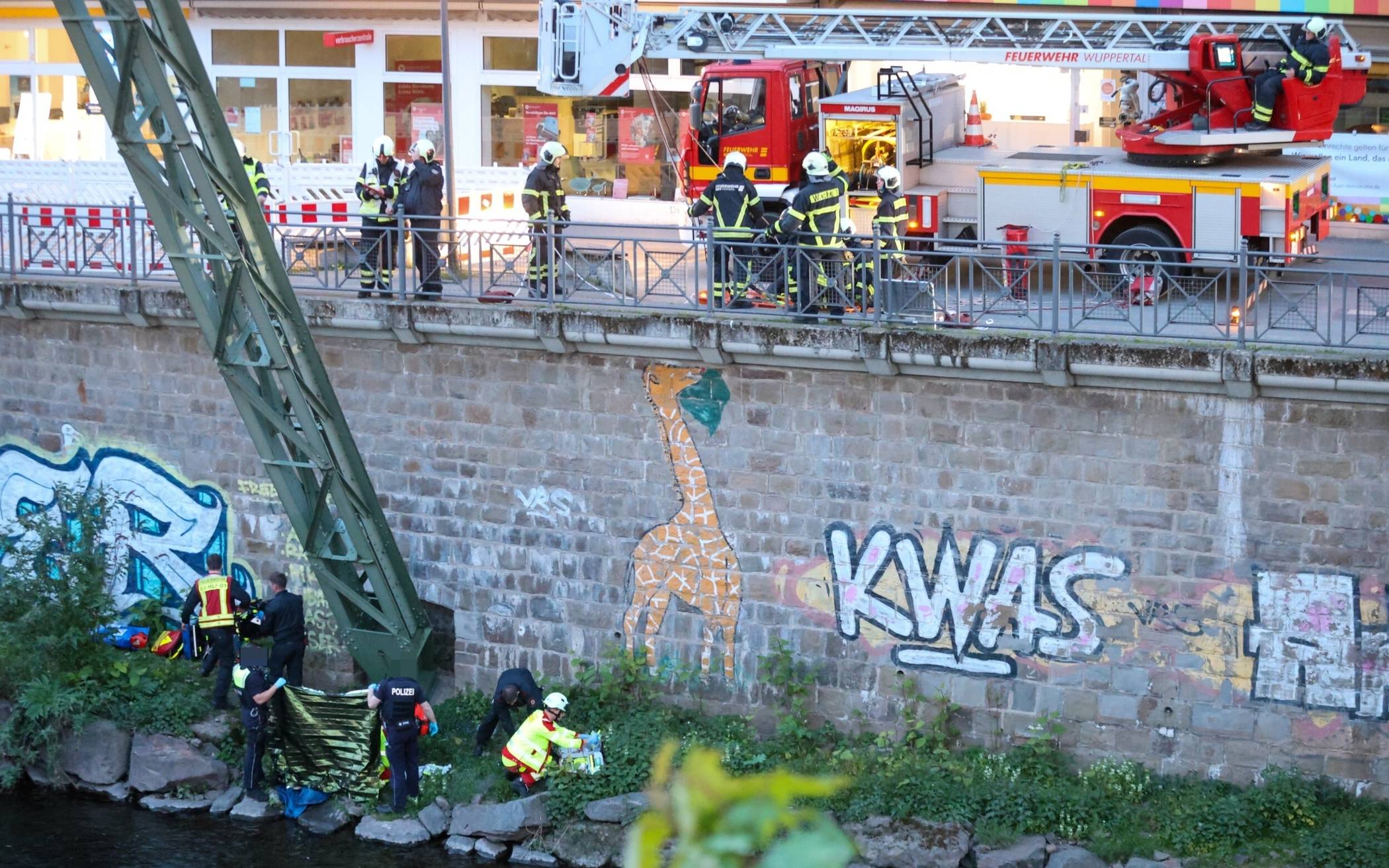 Der Einsatz am Wupperufer.
