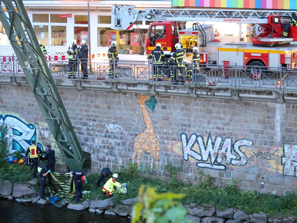 Frau stürzt mehrere Meter tief in die Wupper