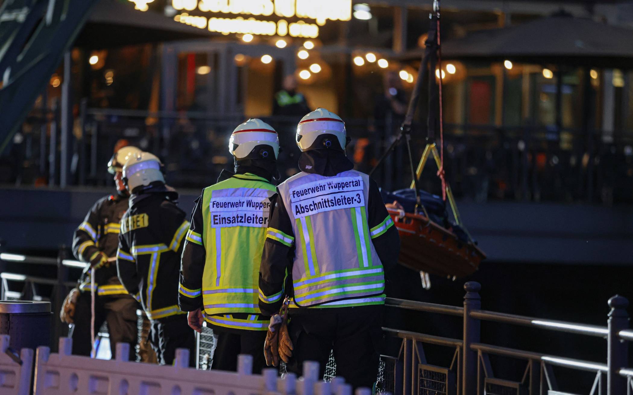 Bilder: Frau stürzt in Elberfeld in die Wupper