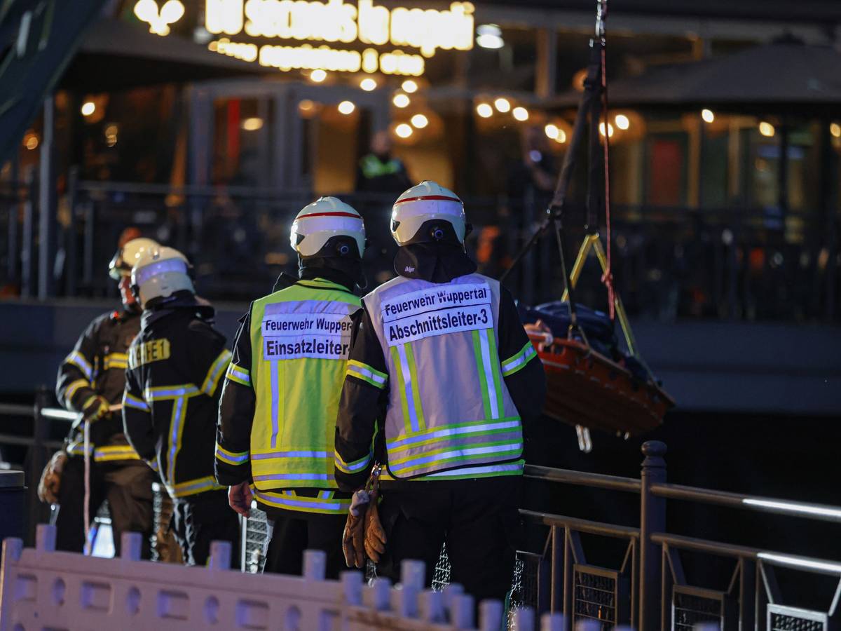 Frau stürzt in die Wupper
