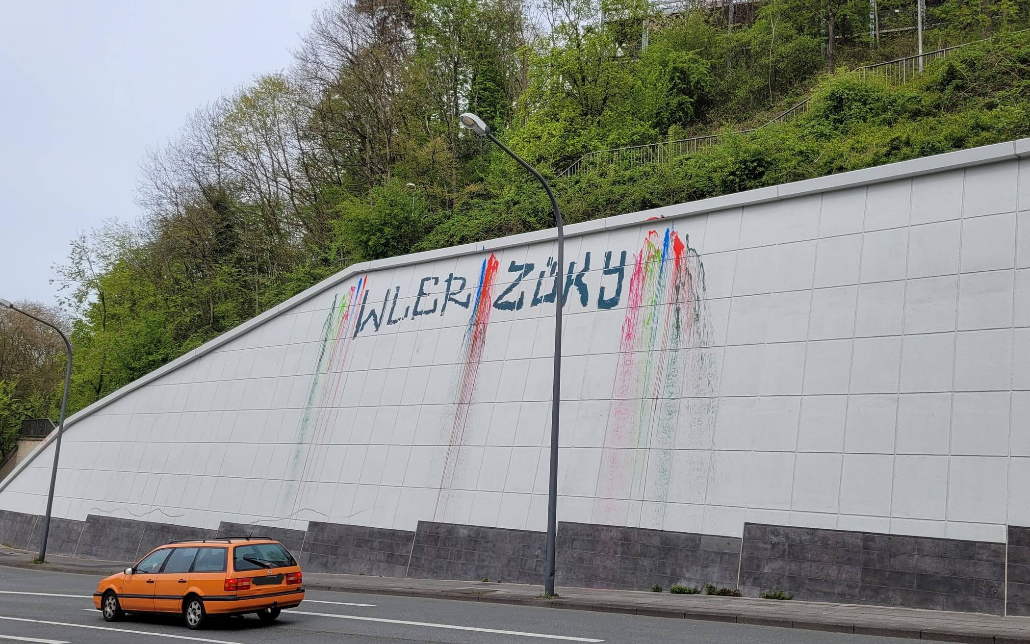 Schriftzug auf der Stützmauer.