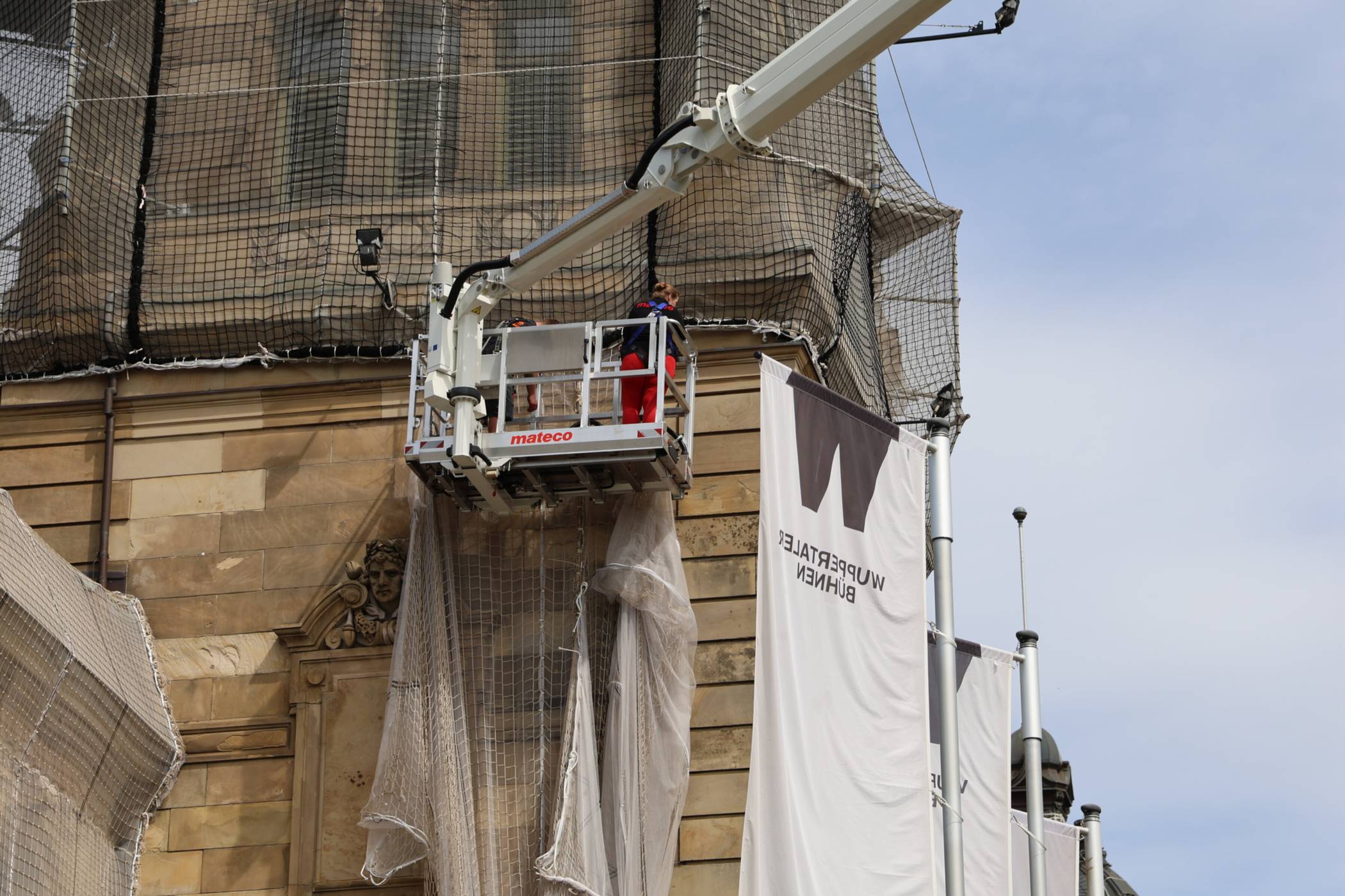  Rund zwei Jahre dauert die Sanierung einer Fassadenseite. 