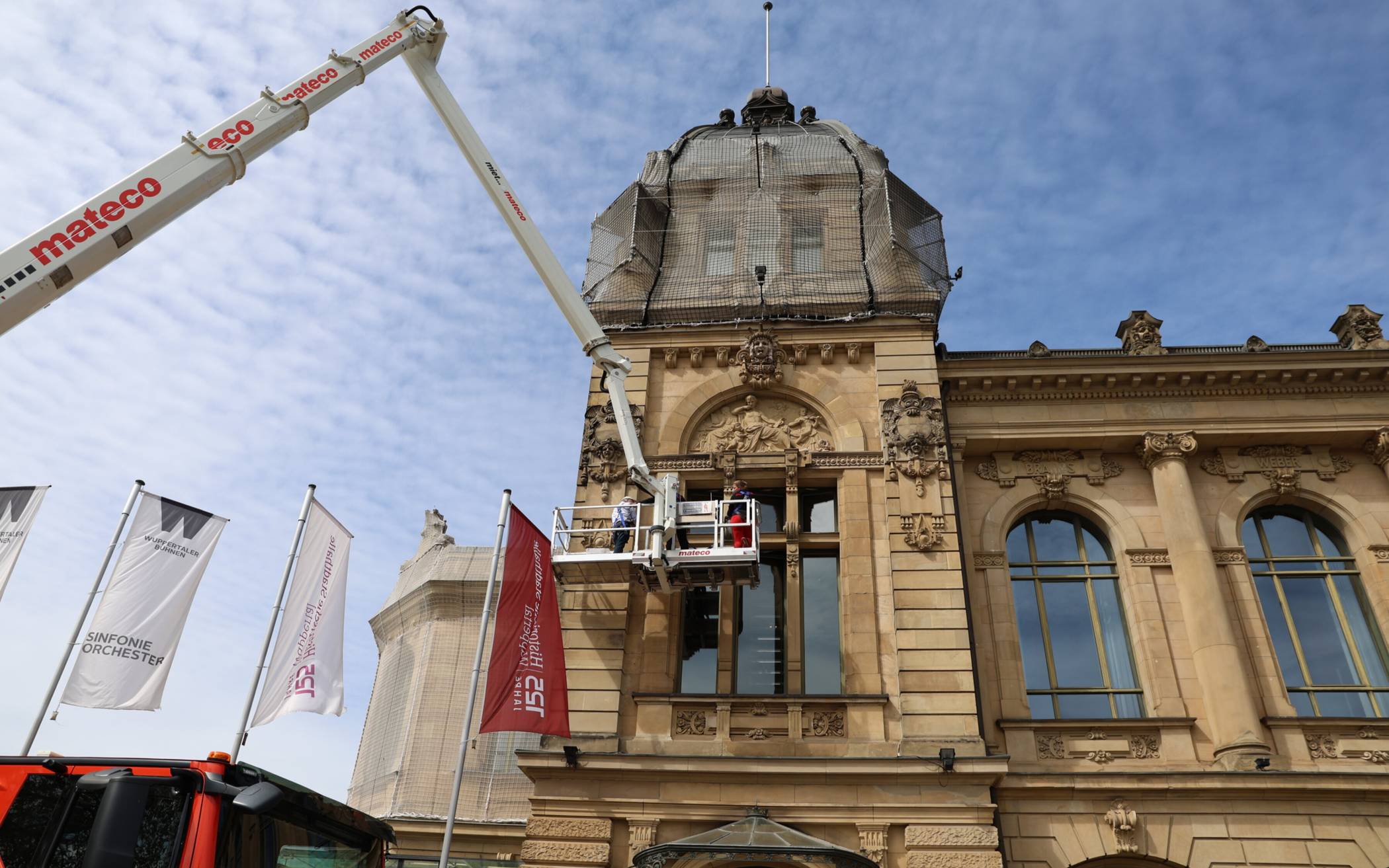 Der Turm war mit Netzen geschützt.