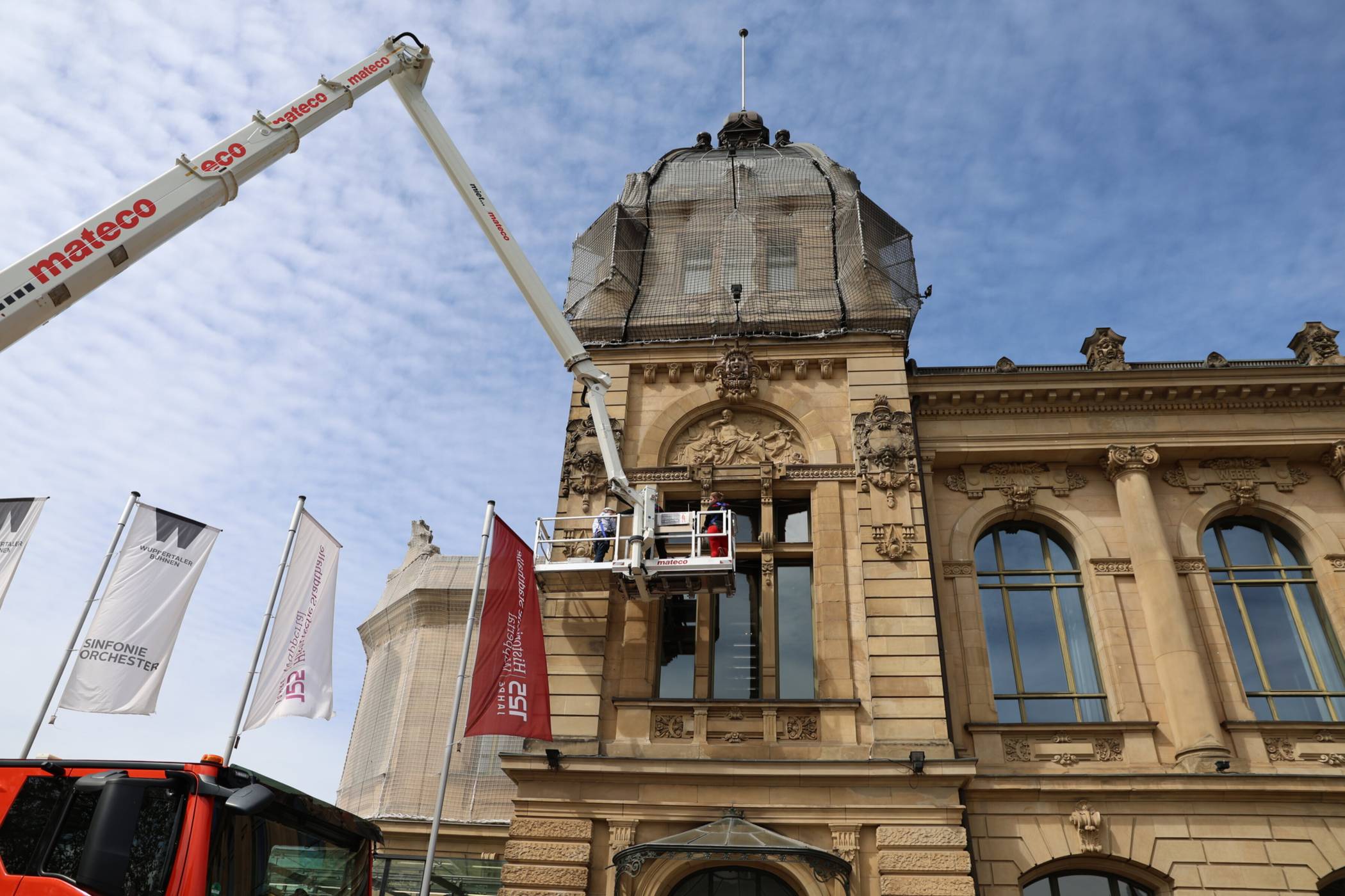  Der Turm war mit Netzen geschützt. 