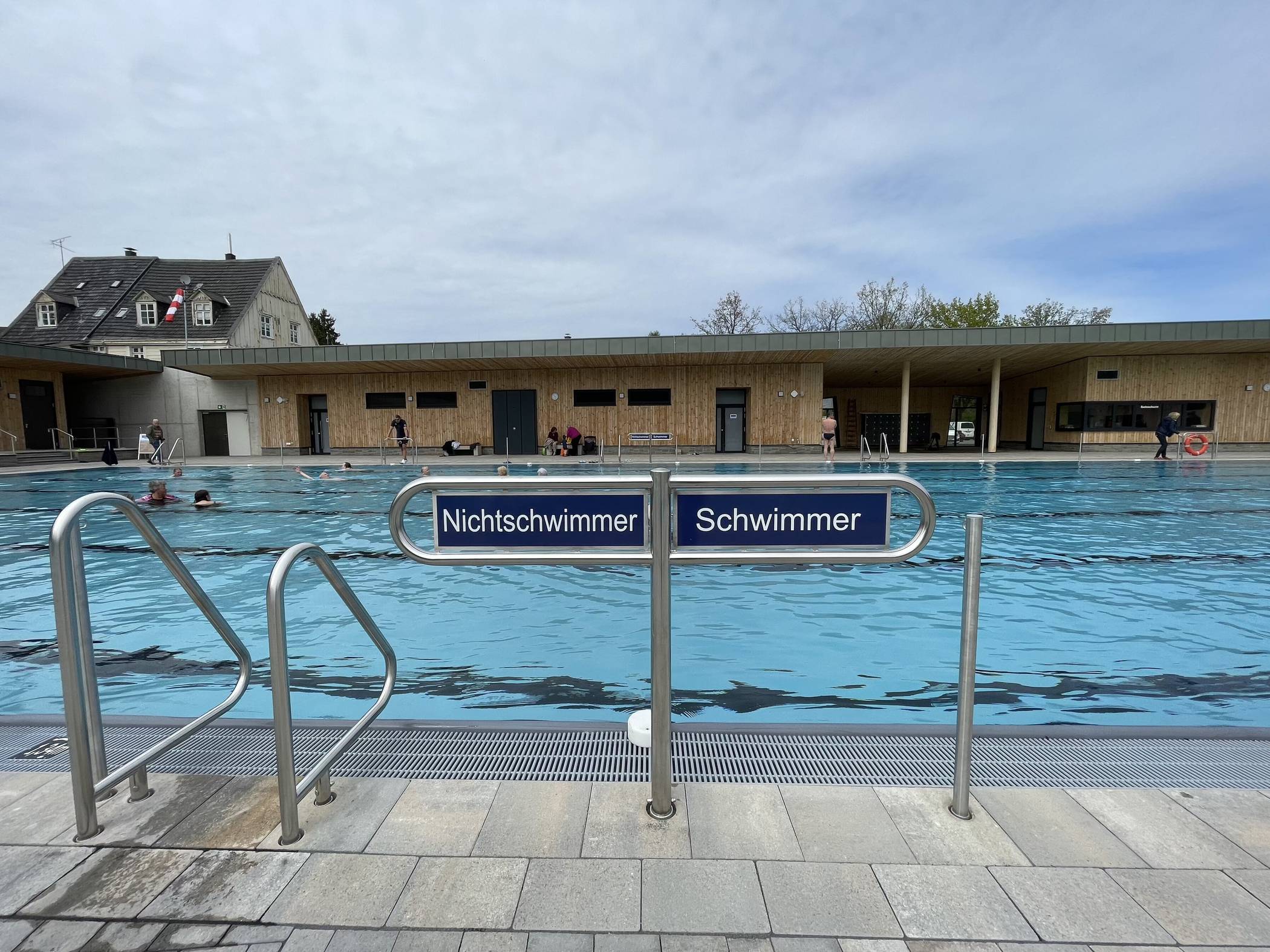  Blick ins neue Freibad. 