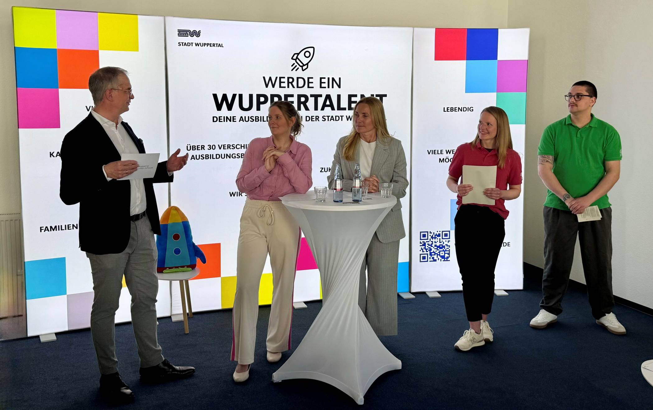  Von li.: GWG-Geschäftsführer Oliver Zier, Oberbürgermeisterin Miriam Scherff, Dezernentin Dr. Sandra Zeh und die Auszubildenden Leonie Vonde und Paul Klukas. 