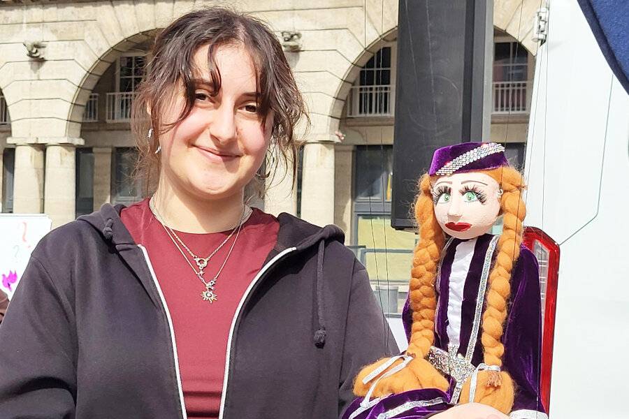 Bahar mit einer Marionette, die für kulturelle Vielfalt steht.