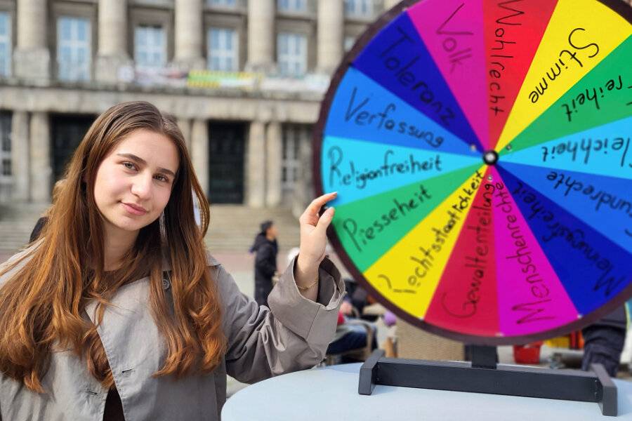 Mine dreht auf dem Rathausplatz das Demokratierad.
