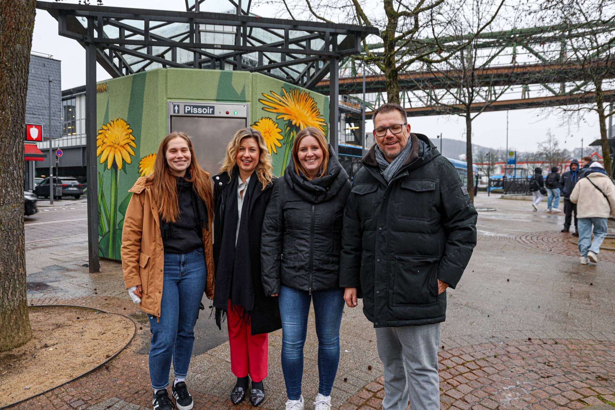 Von li.: Projektmanagerin Jana Verhülsdonk, Mirja Montag (GMW), OB Miriam Scherff und Dezernent Gunnar Ohrndorf bei der Einweihung der Toilette im Februar 2026.