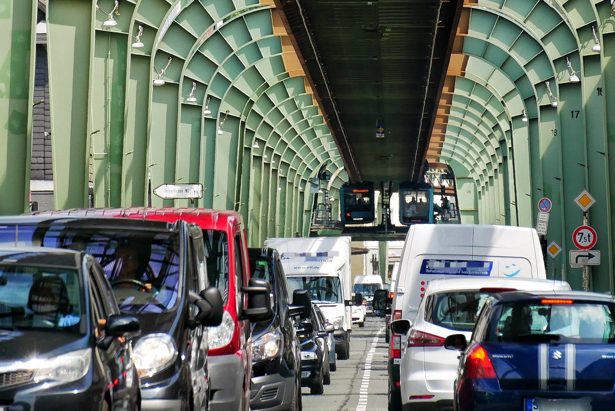  Verkehr auf der Kaiserstraße. 