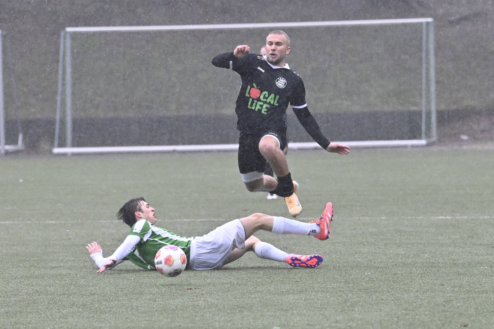  Szene aus dem Derby zwischen dem CSC und Ronsdorf auf dem Horst-Neuhoff-Sportplatz. 
