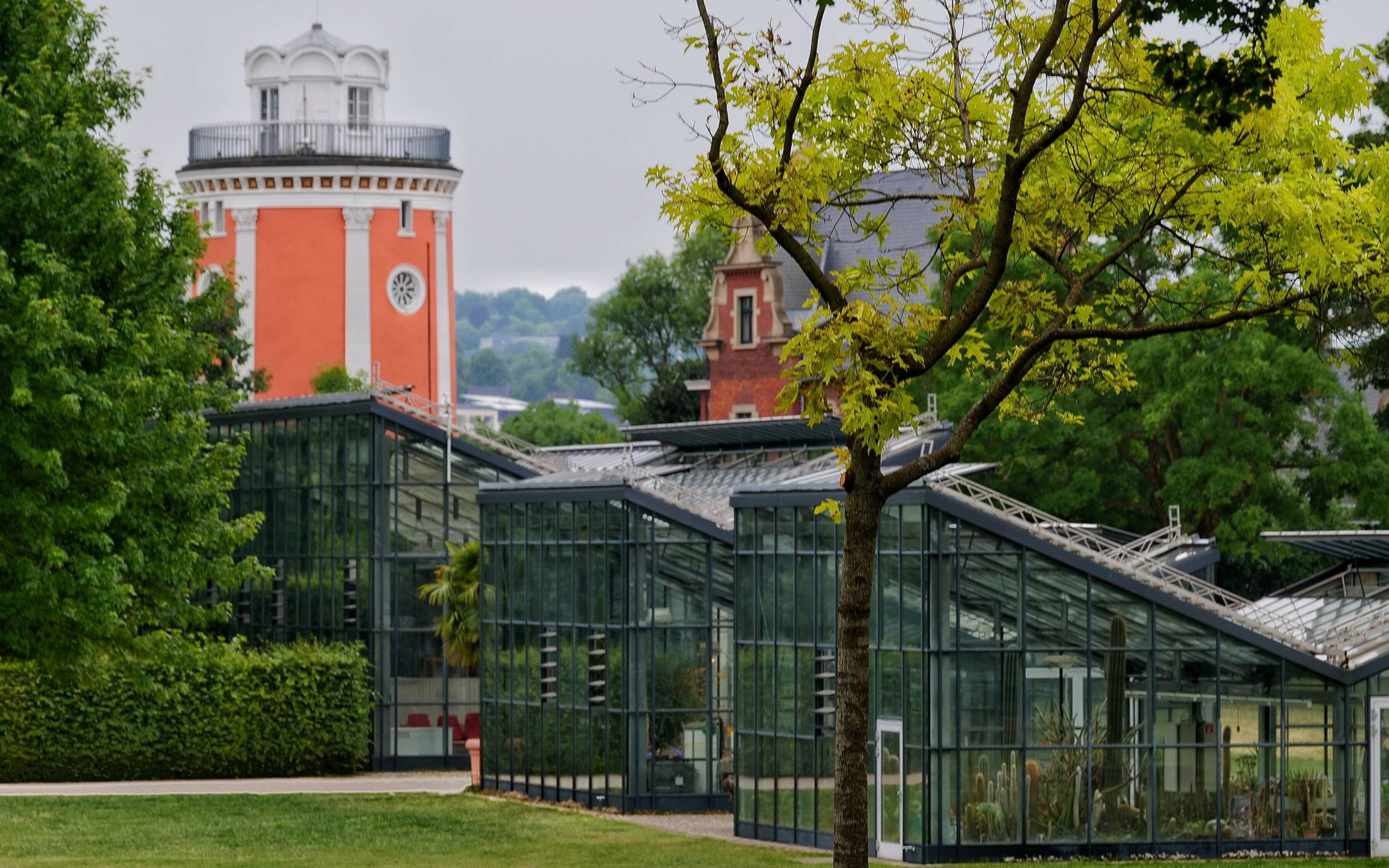 Die Glashäuser vor dem Elisenturm.