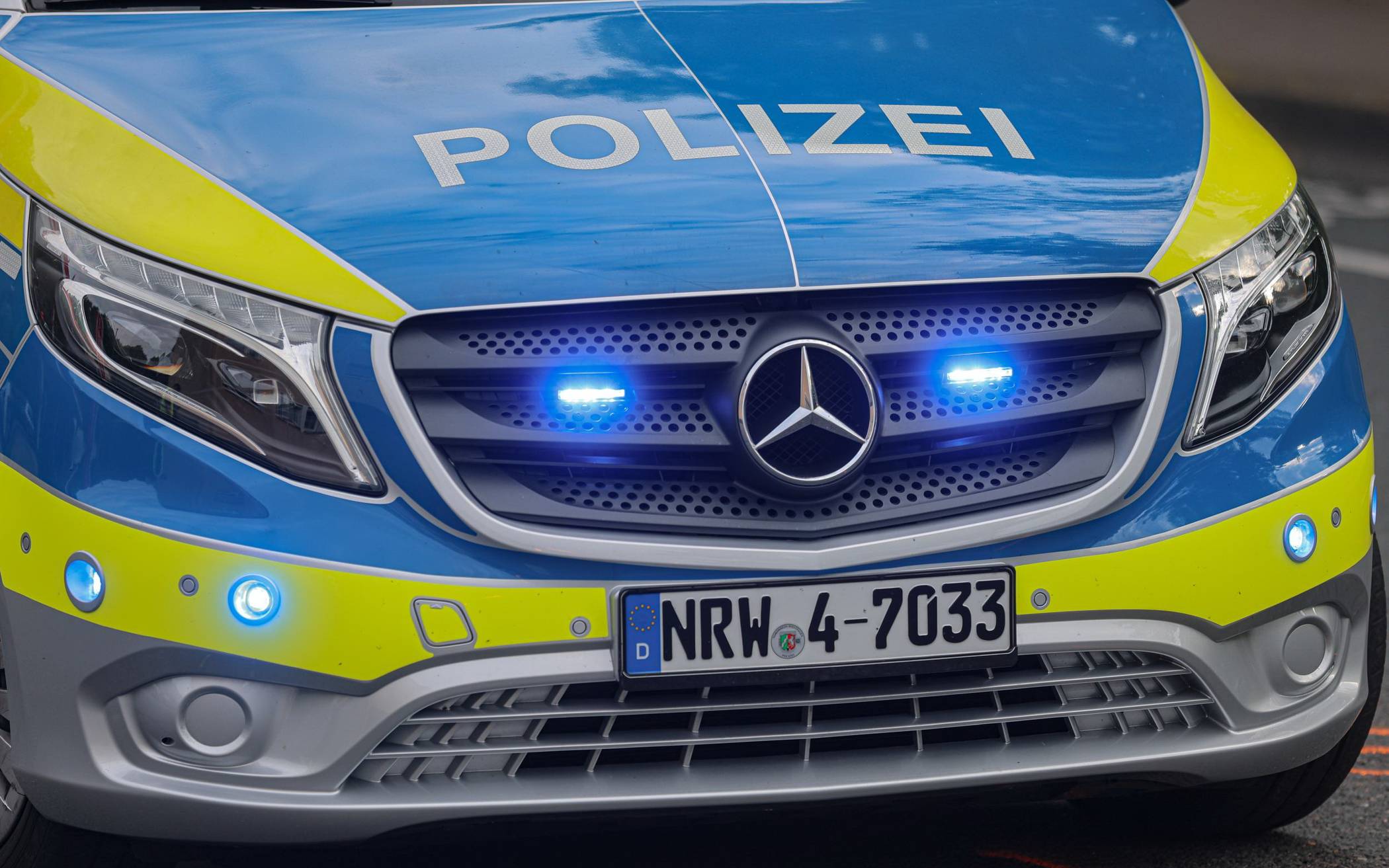 Trickbetrüger flüchtet und verletzt dabei Nachbarin