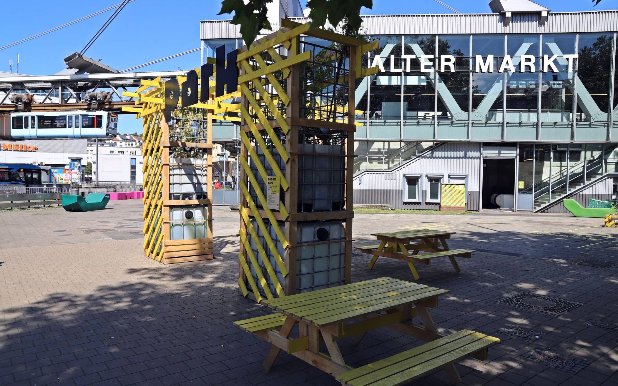 Der Platz vor der Schwebebahnstation Alter