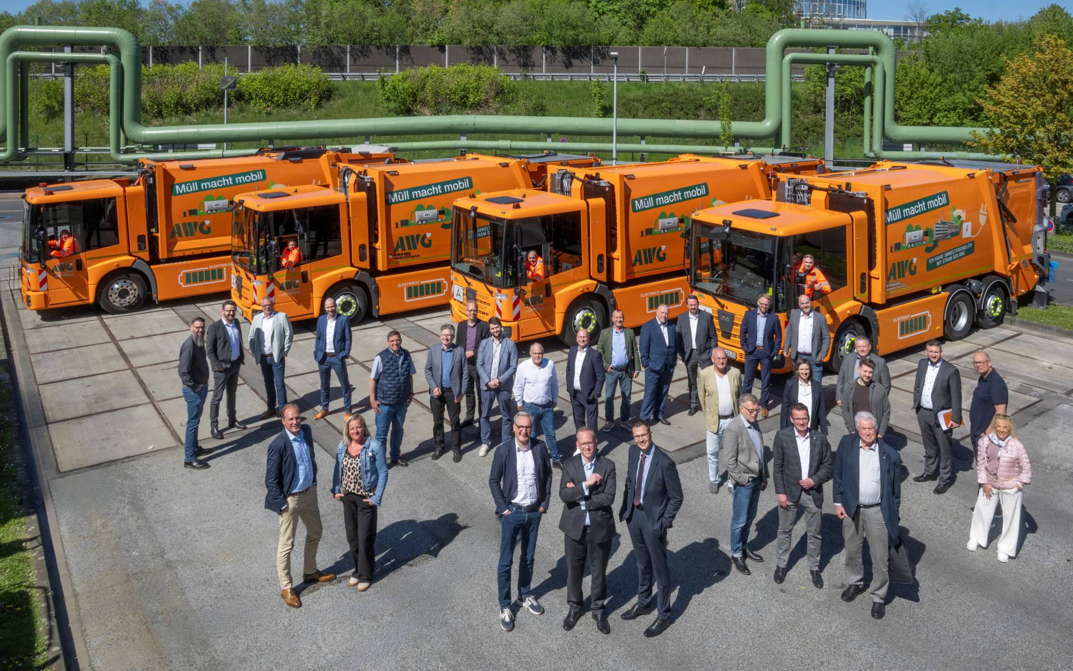  Beim Ortstermin an der Thermischen Abfallbehandlungsanlage der AWG auf Korzert stellte die AWG-Geschäftsführung dem Aufsichtsrat die insgesamt vier vollelektrischen Abfallsammler der AWG vor. 
