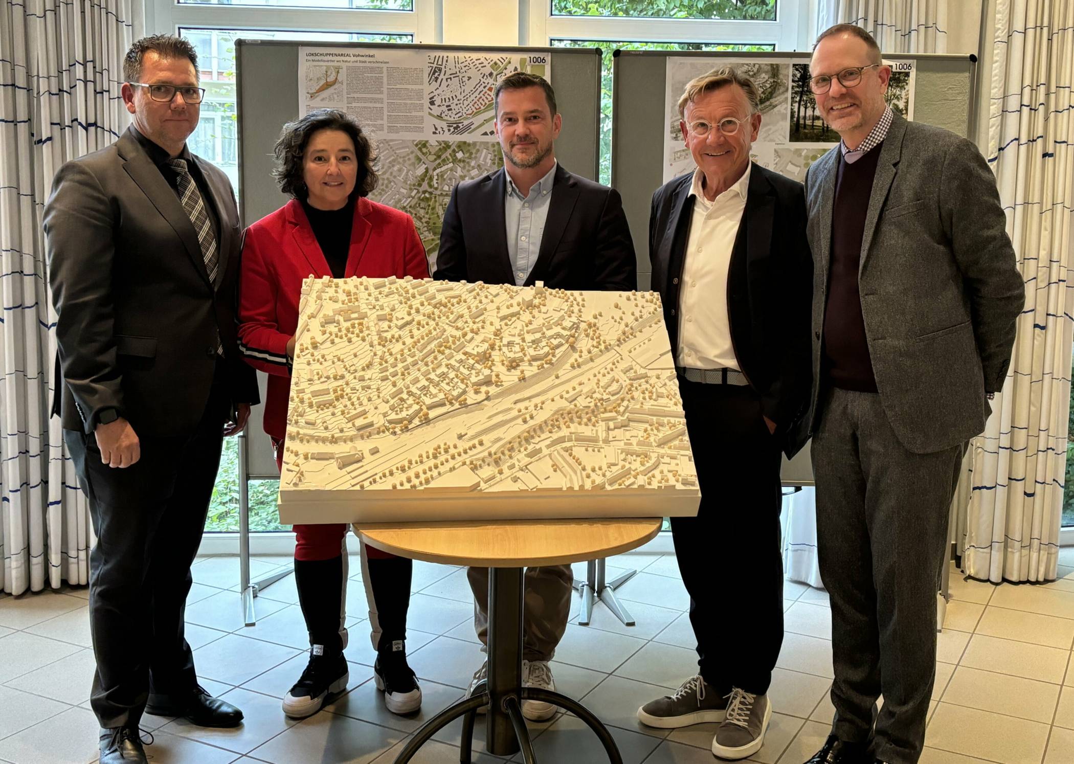 Der Siegerentwurf (von li.): Gunnar Ohrndorf (Geschäftsbereichsleiter für Stadtentwicklung, Bauen und Mobilität), Susanne Brambora-Schulz (Geschäftsführerin der BUGA Wuppertal 2031), Alexander Clees (Geschäftsführer der Clees-Unternehmensgruppe), Prof. Rolf Westerheide, Vorsitzender des Wuppertaler Gestaltungsbeirates) und Rüdiger Bleck (Leiter des Ressorts Stadtentwicklung und Städtebau).