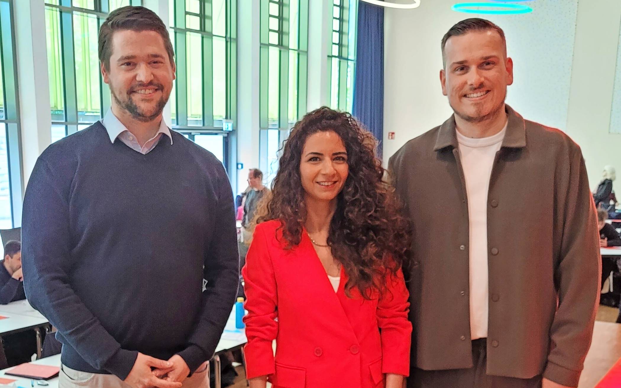  Mit diesem Trio wird die Wuppertaler SPD 2027 ins Rennen um die NRW-Landtagswahlkreise gehen. Dilek Engin mit Alexander Hobusch (links) und Yannik Bartsch.  