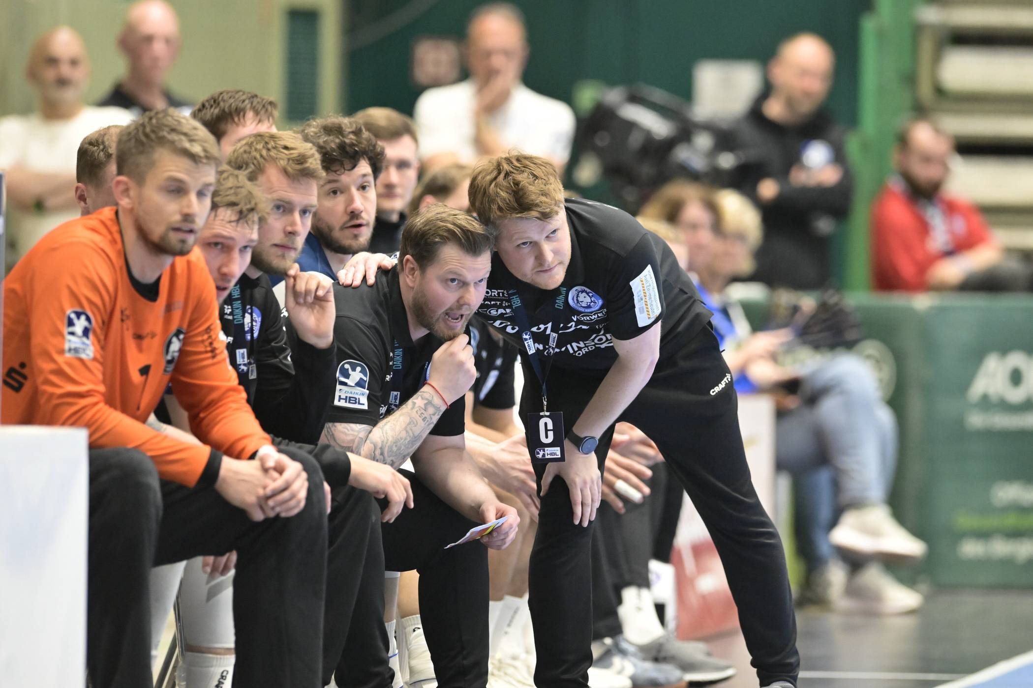 Die Bank mit den Trainern Arnor Gunnarsson (2.v.re.) und Markus Pütz (re.).