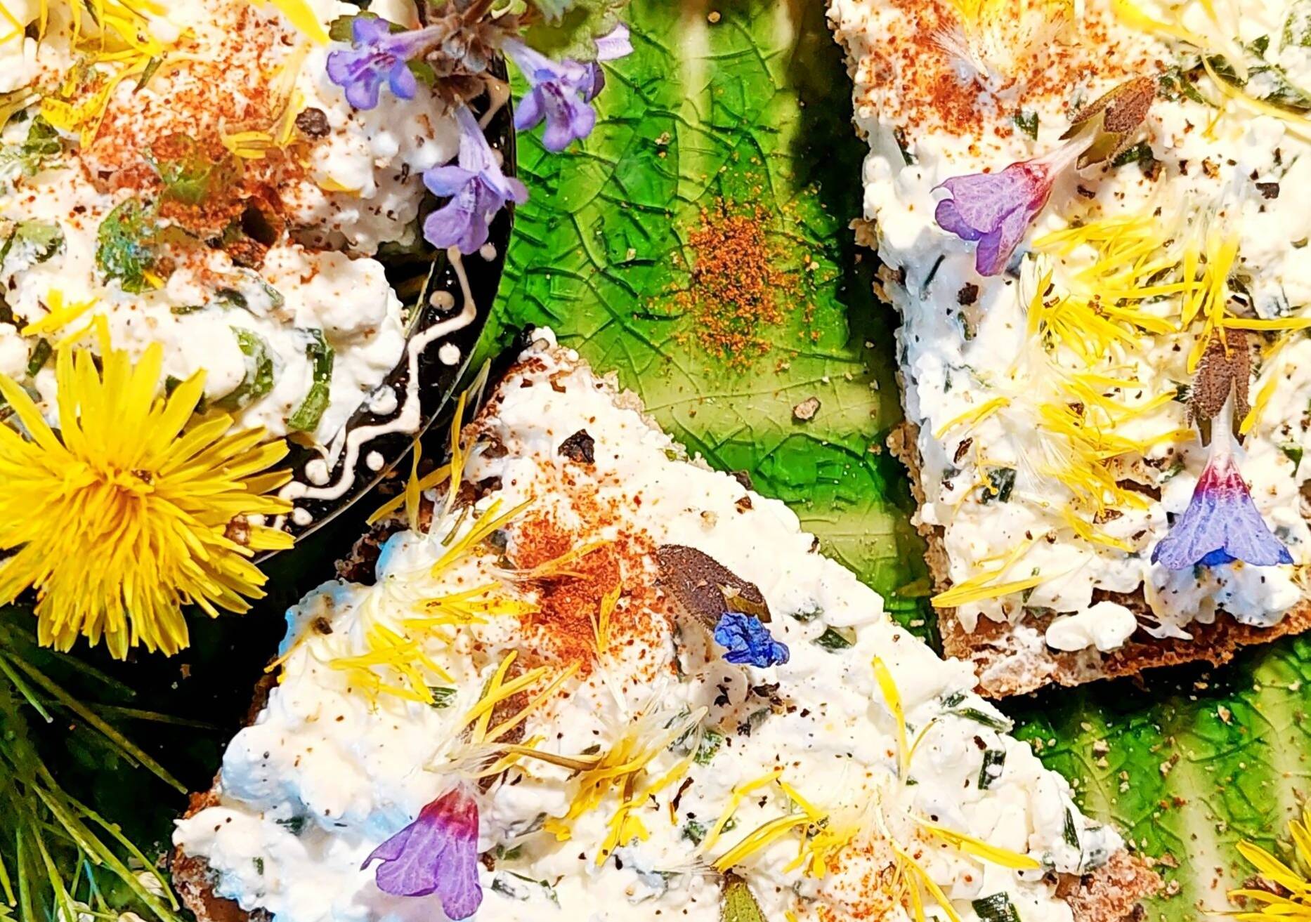  Gibt‘s bei Kräuterführungen oft zum Probieren: selbstgebackenes Brot mit Frischkäse, Wildkräutern und essbaren Blüten. 