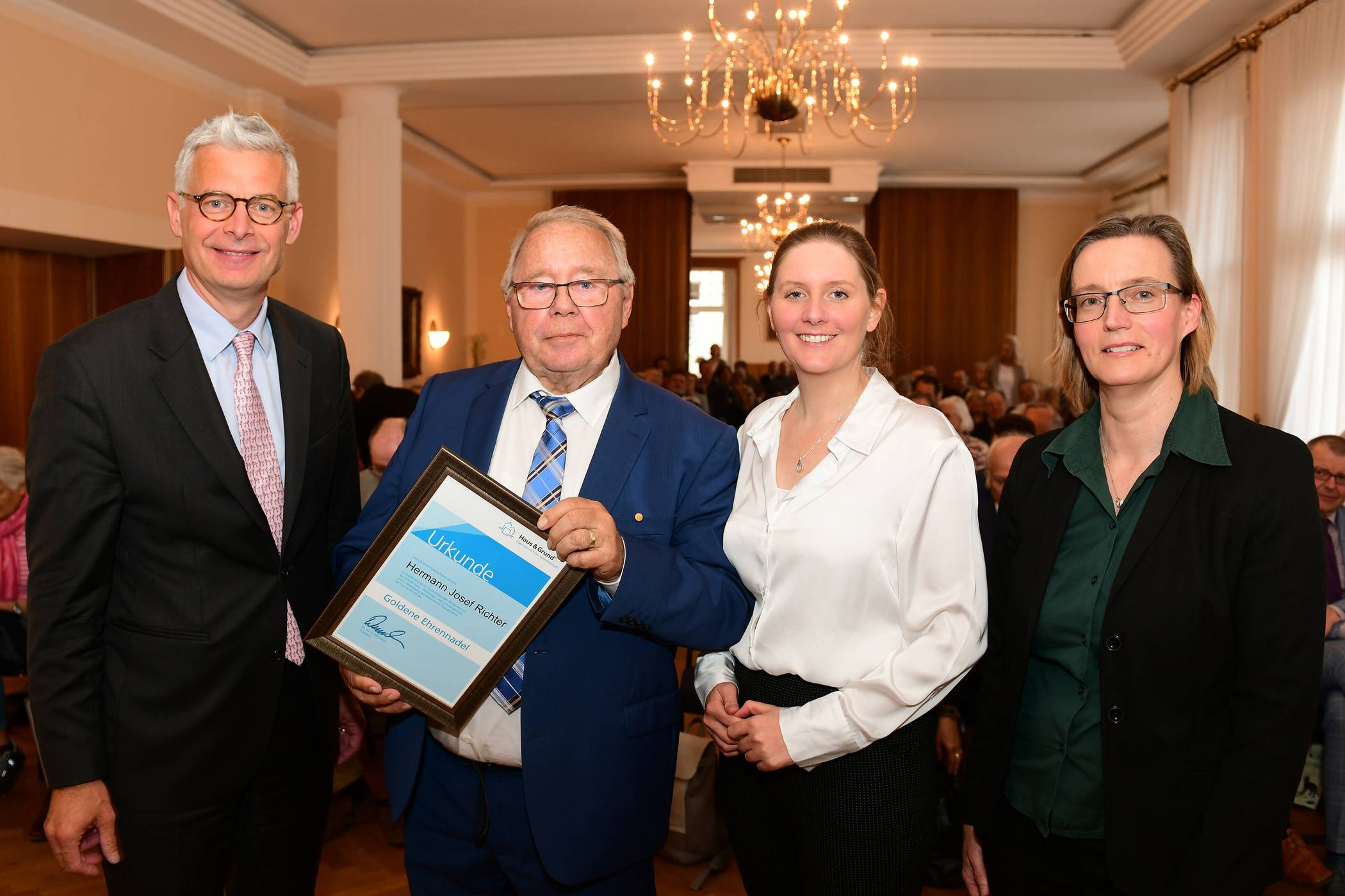Von li.: Kai Warnecke, Hermann Josef Richter, Oberbürgermeisterin Miriam Scherff sowie Wuppertals „Haus &amp; Grund“-Geschäftsführerin Silke Kessel.