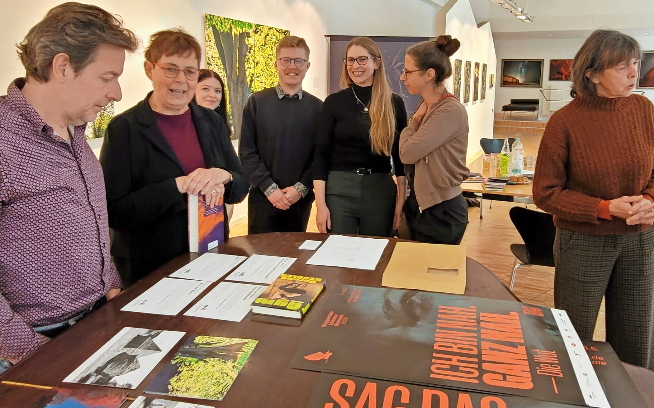 Ein Teil des Teams der Wuppertaler Literatur-Biennale Nr. 8 bei der Programmvorstellung in der Galerie „n46“ an der Neumarktstraße 46.  